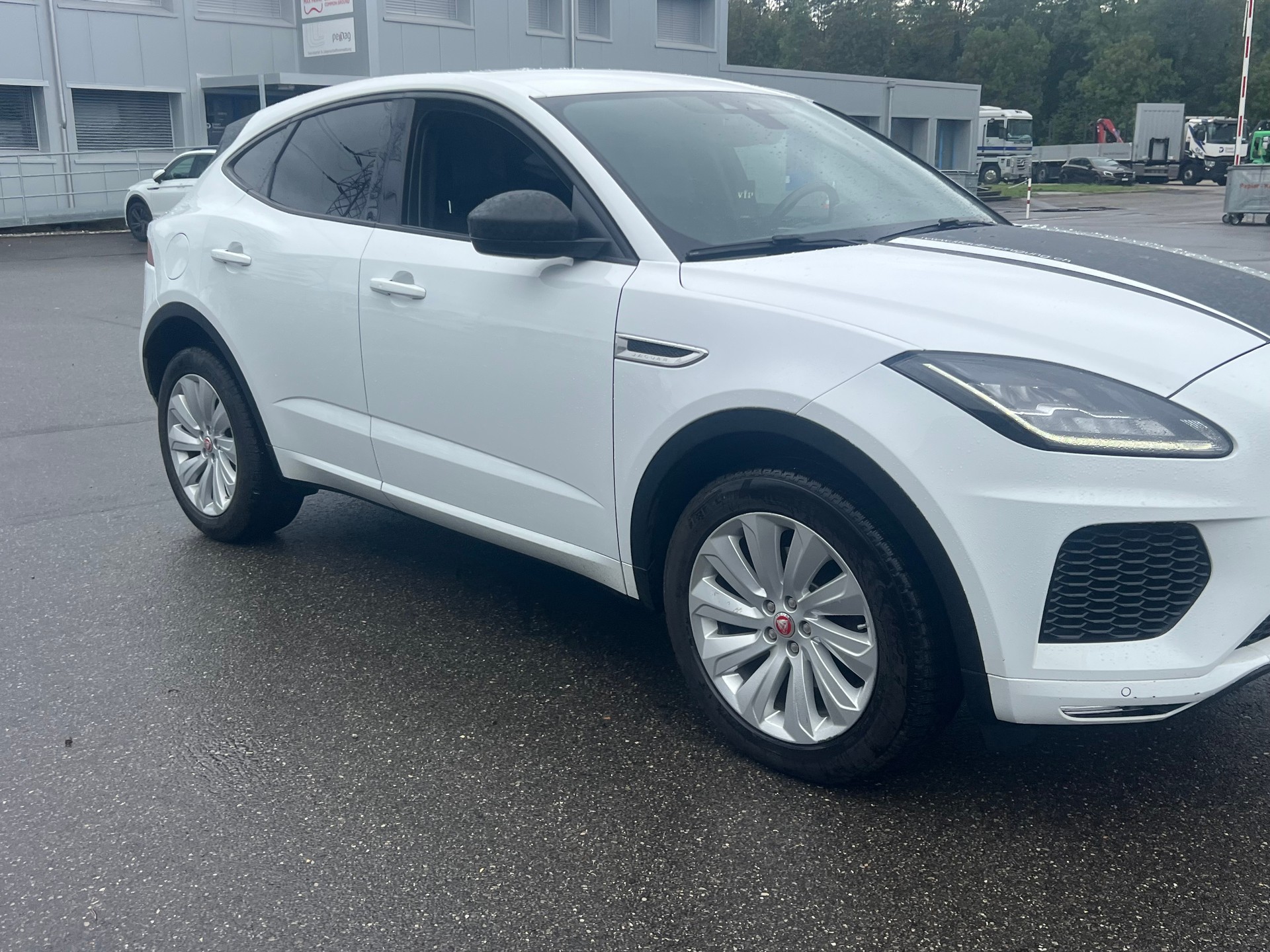 JAGUAR E-Pace 2.0d D180 HSE AWD Automatik-image-4