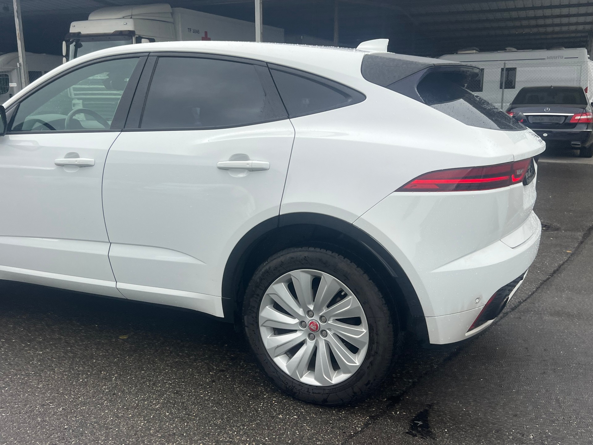 JAGUAR E-Pace 2.0d D180 HSE AWD Automatik-image-5