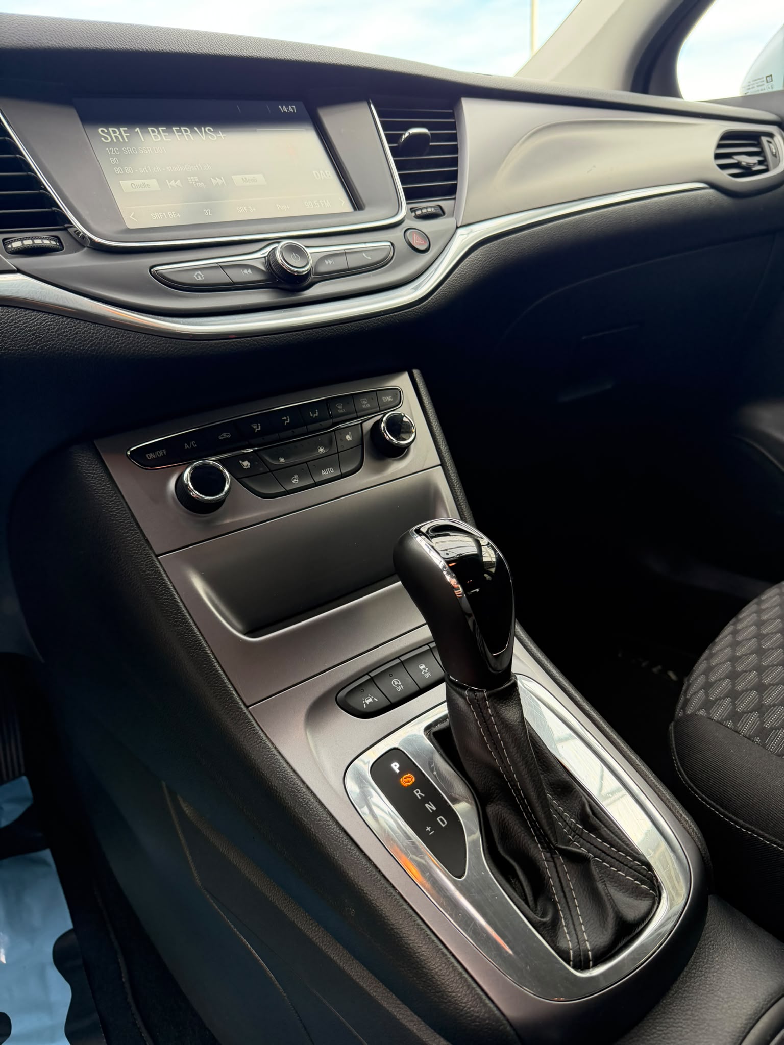 OPEL Astra 1.4i Turbo Enjoy Automatic-image-11