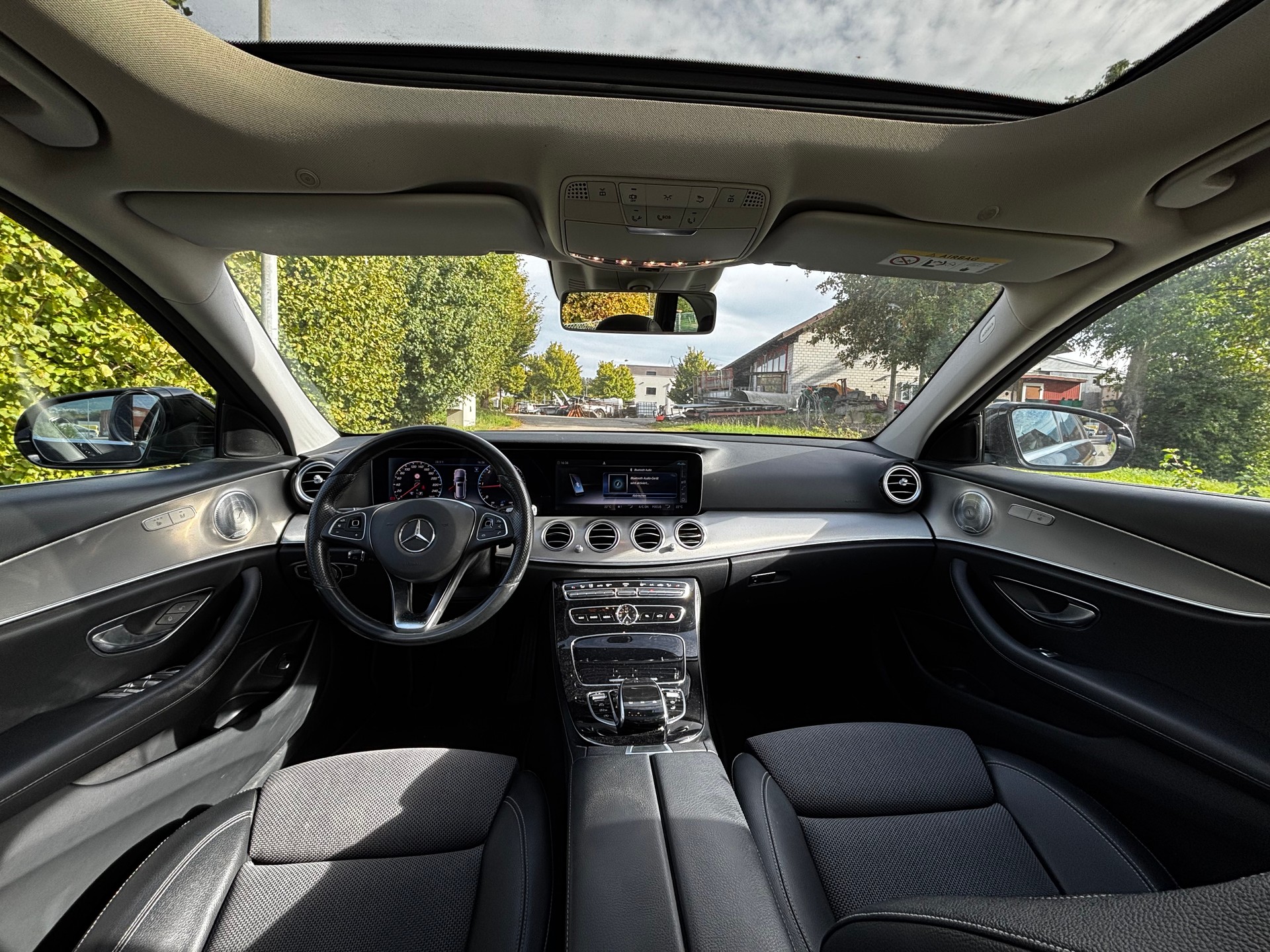 MERCEDES-BENZ E 220 d Exclusive 4Matic 9G-Tronic-image-10