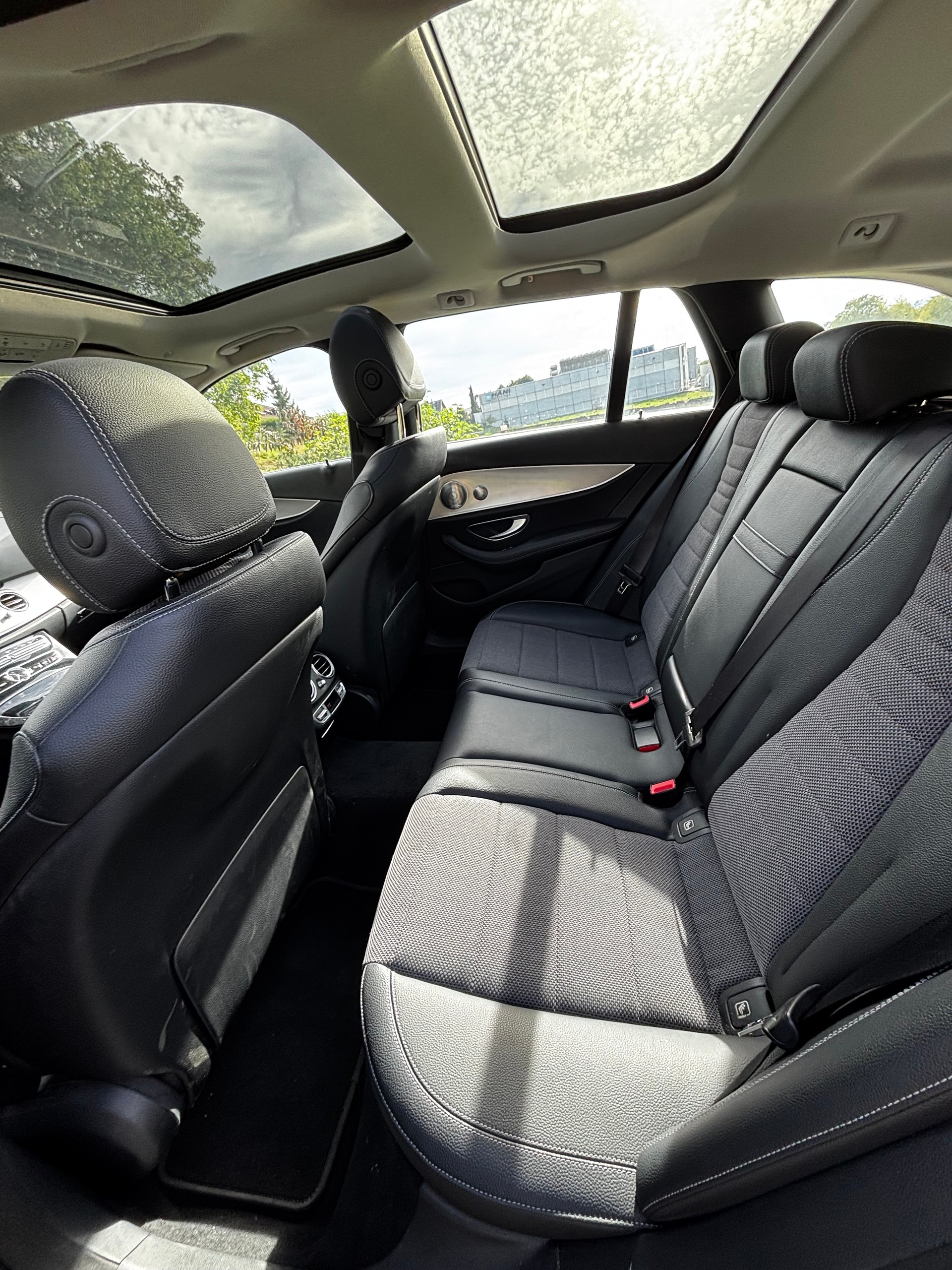 MERCEDES-BENZ E 220 d Exclusive 4Matic 9G-Tronic-image-12