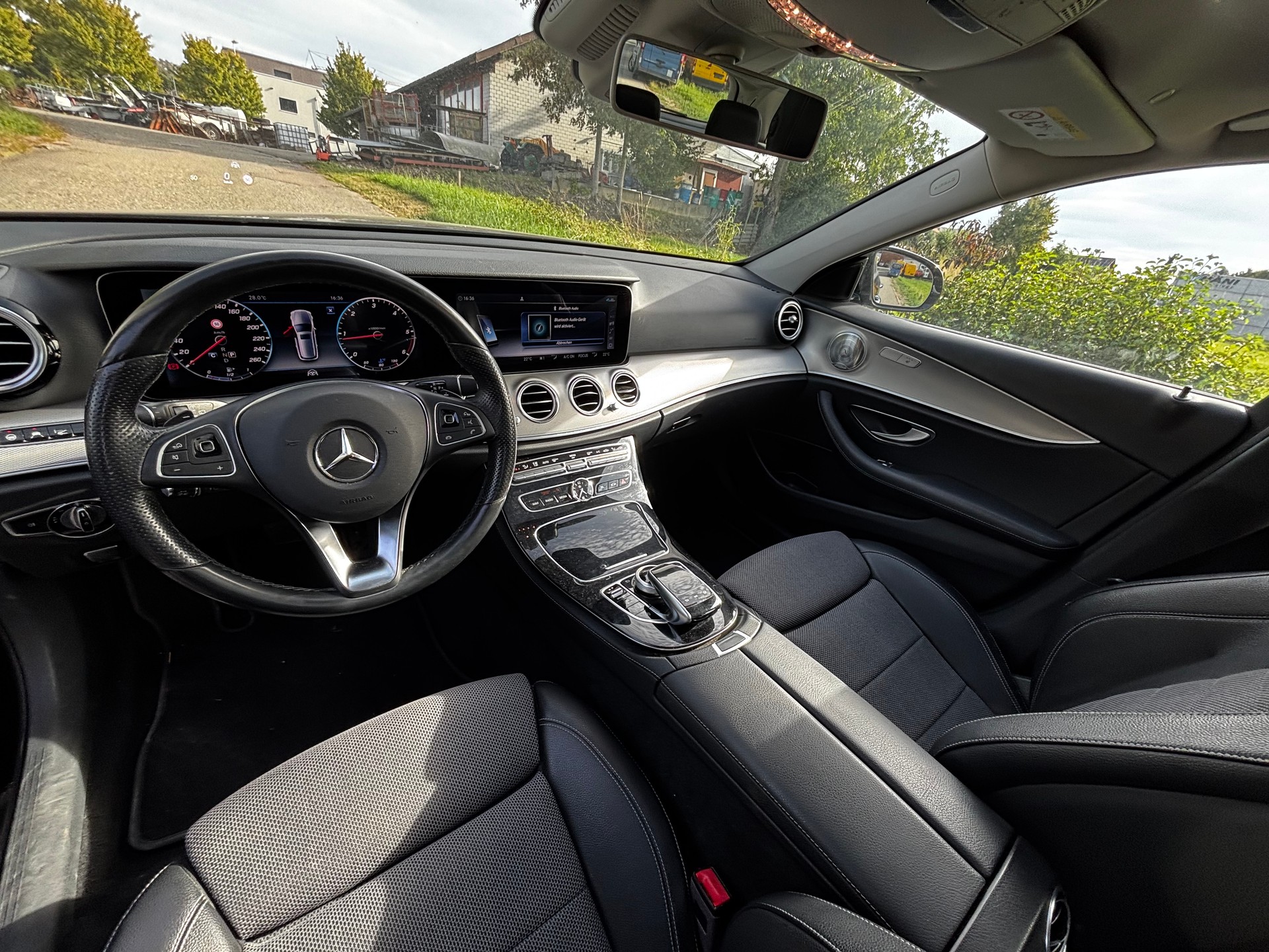 MERCEDES-BENZ E 220 d Exclusive 4Matic 9G-Tronic-image-9