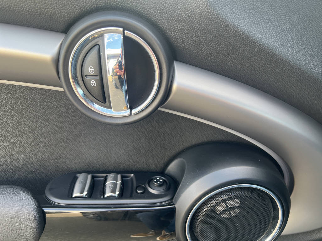 MINI Cabrio 2.0i Cooper S-image-12