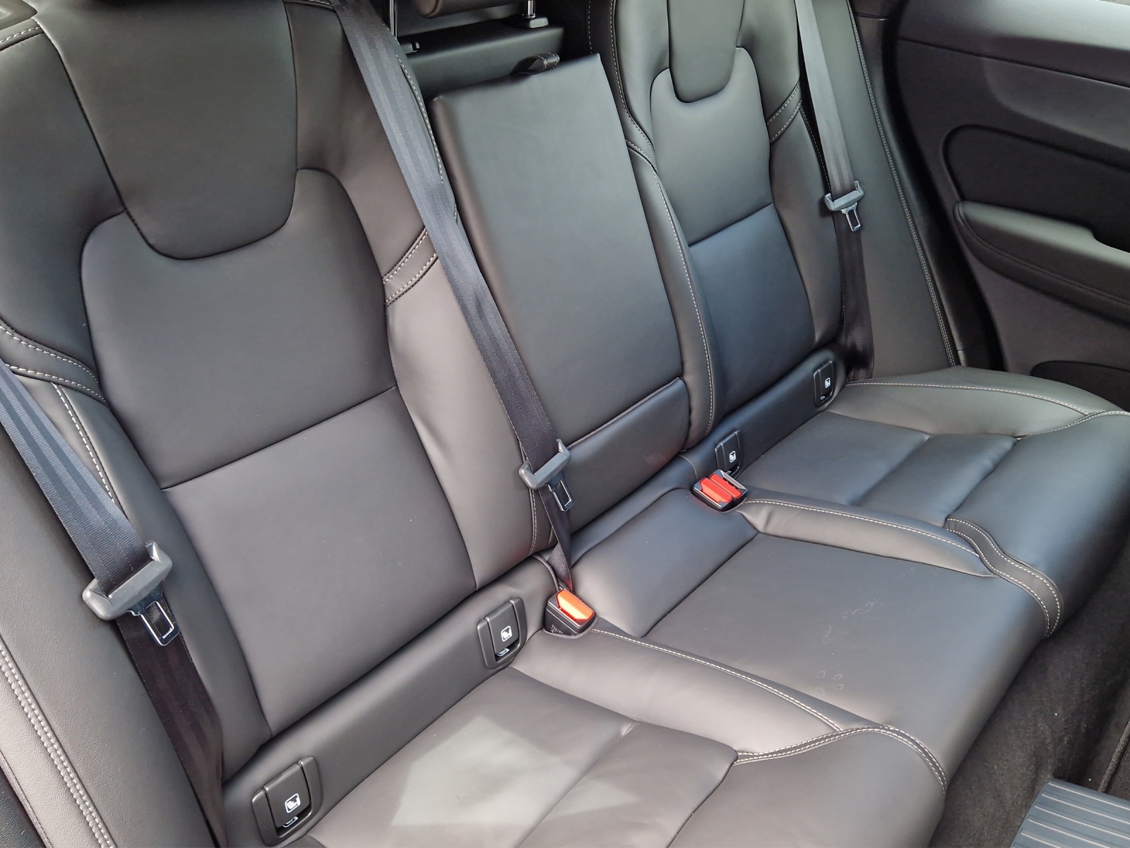 VOLVO XC60 2.0 T8 TE Black Edition eAWD-image-2