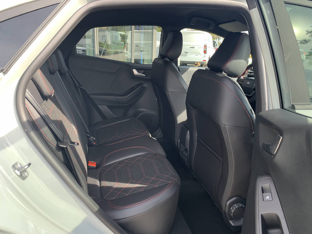 FORD Puma 1.0 EcoB Hybrid 155 ST-Line X **Shadow Edition**-image-11