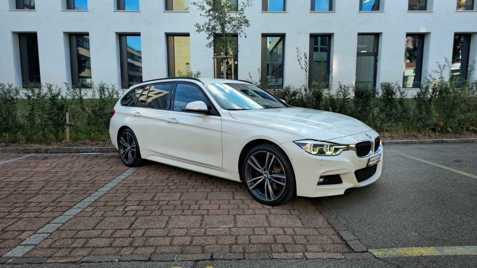 BMW 330i xDrive Touring M Sport Steptronic| Frisch ab MFK| AB Service| 8Fach| **Top Ausstattung**-image-2