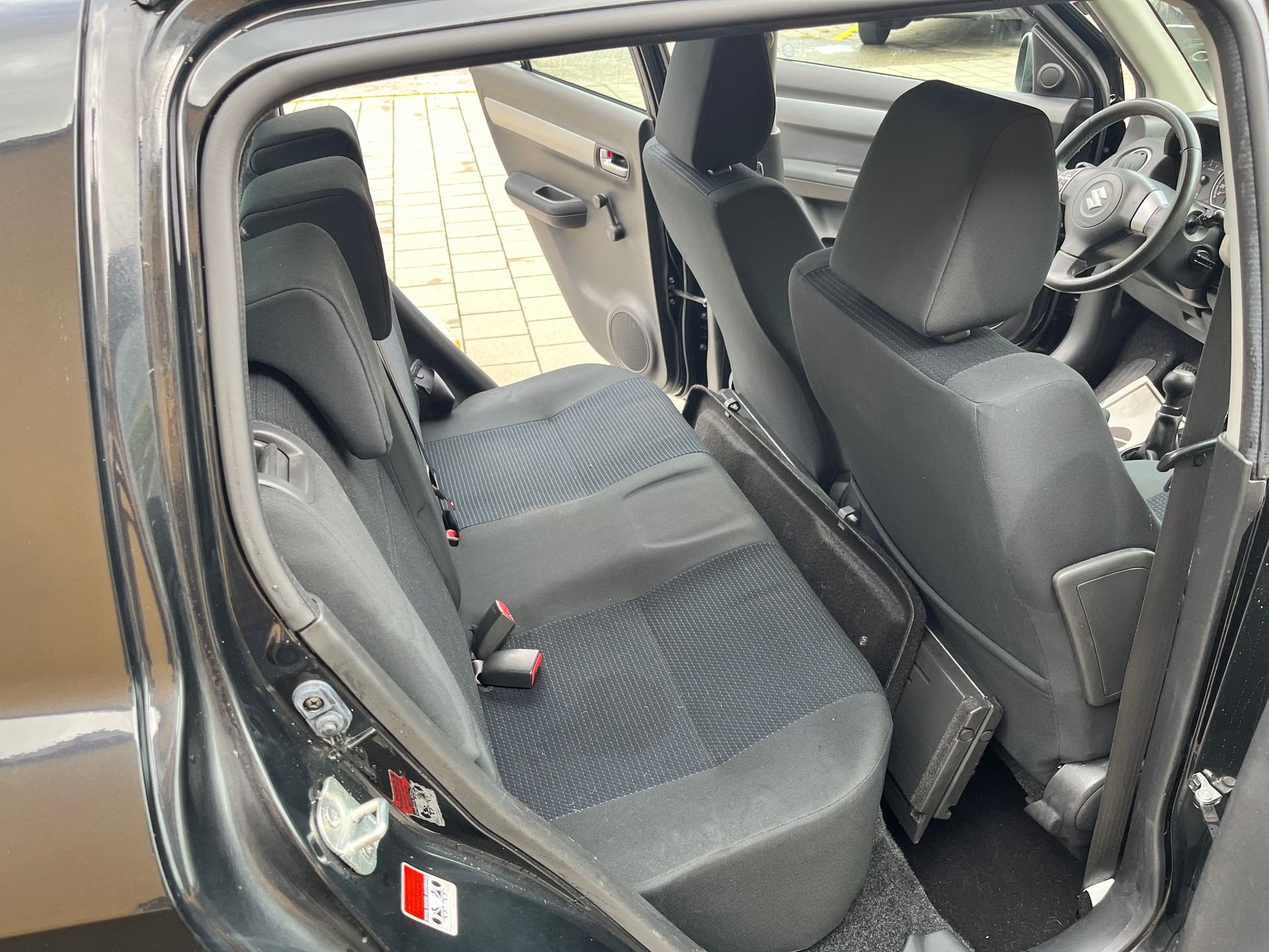 SUZUKI Swift 1.3i 16V GL Top-image-8