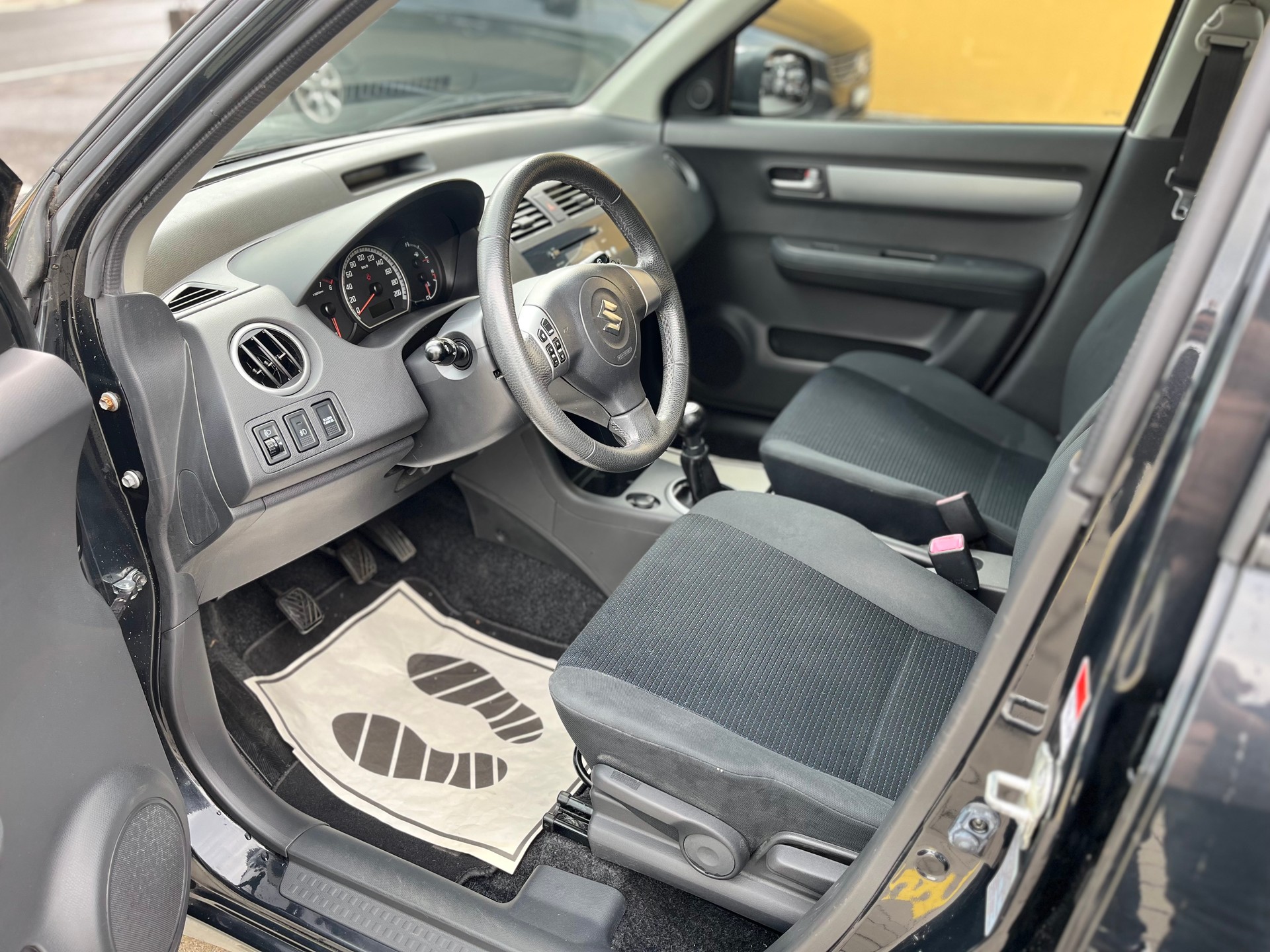 SUZUKI Swift 1.3i 16V GL Top-image-6