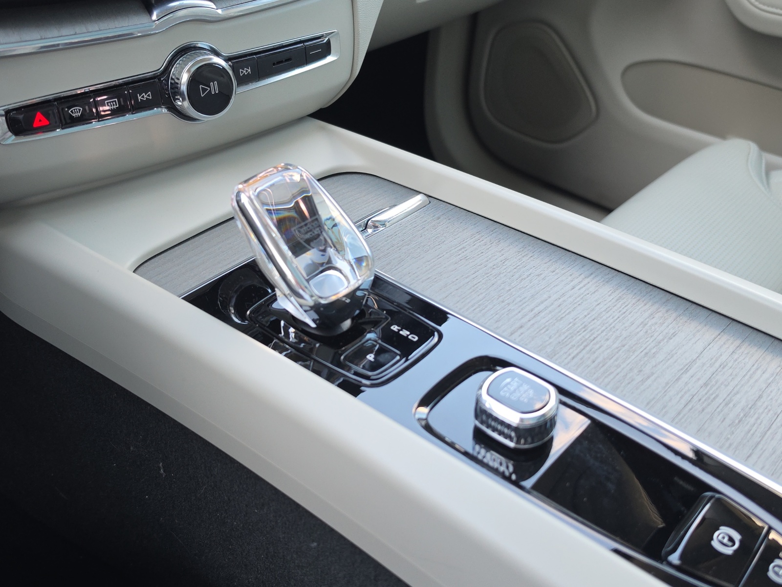 VOLVO XC60 2.0 B5 MH Ultimate Bright AWD-image-13