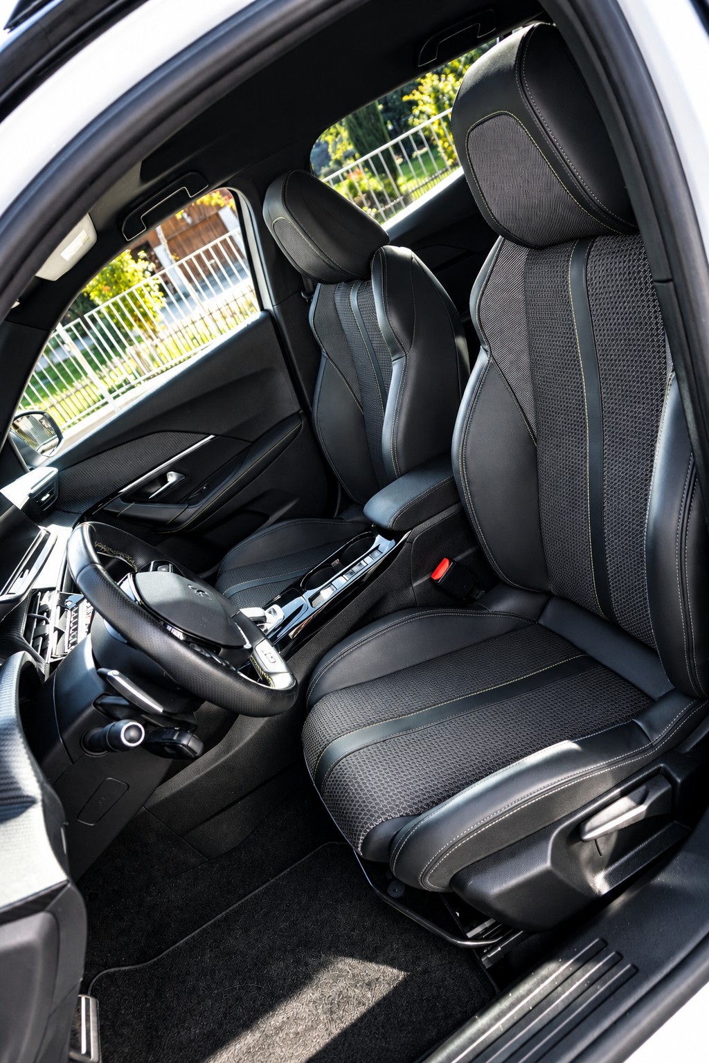 PEUGEOT 2008 1.2 PureTech 130 GT-image-9