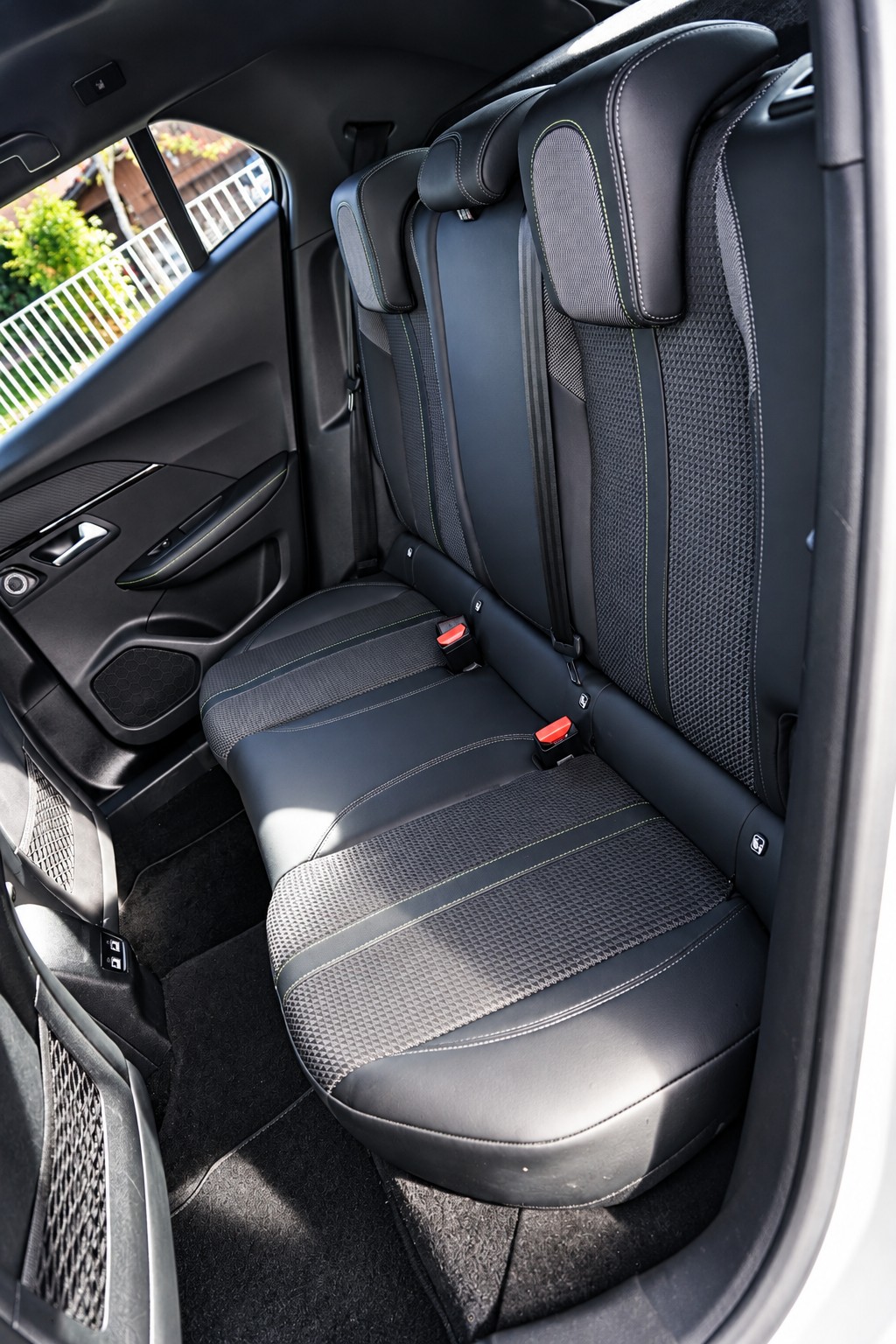 PEUGEOT 2008 1.2 PureTech 130 GT-image-11