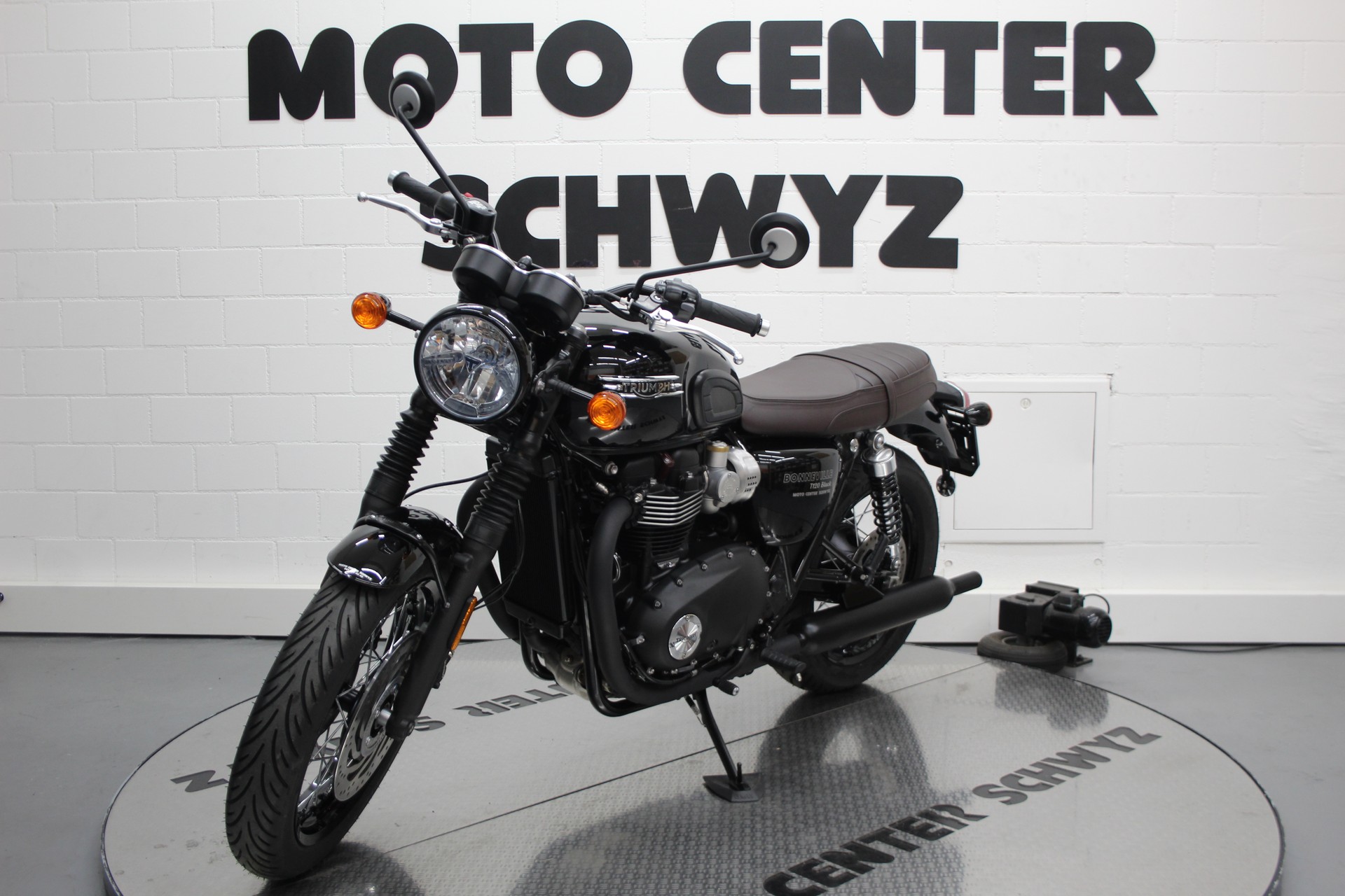 TRIUMPH Bonneville T120-showroom-element-3