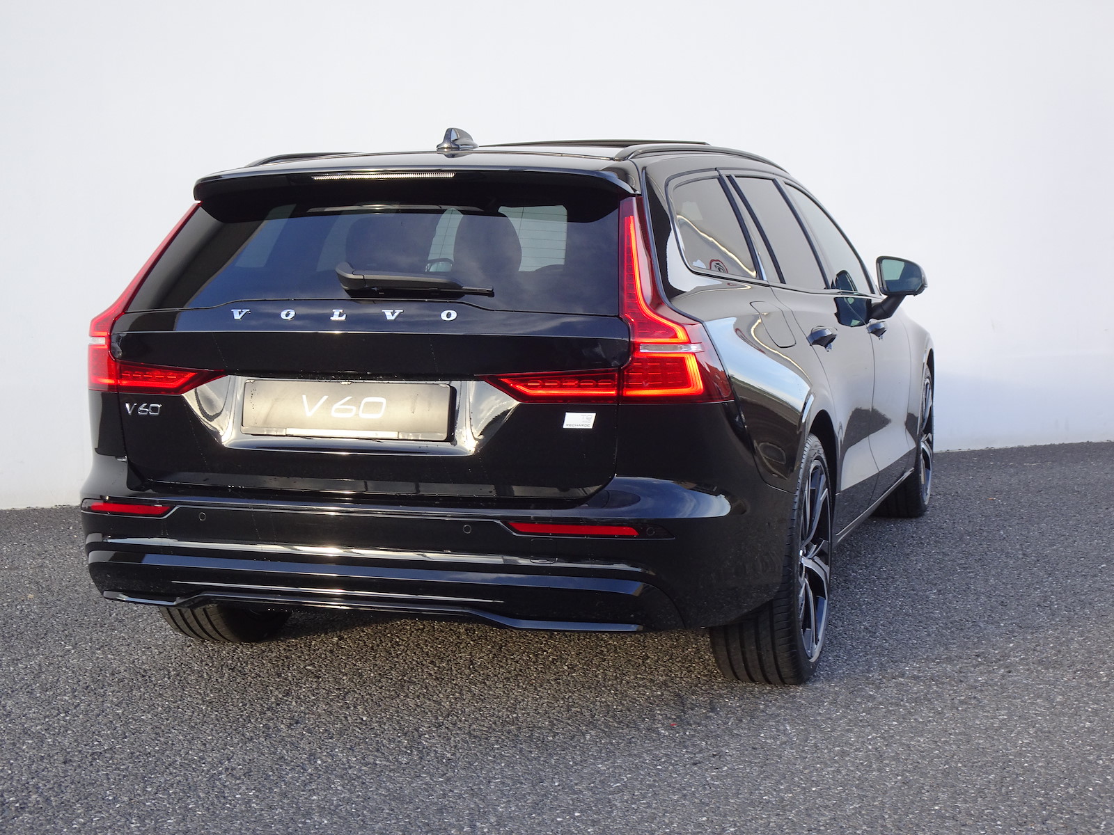 VOLVO V60 2.0 T8 TE Ultra Dark eAWD-image-3