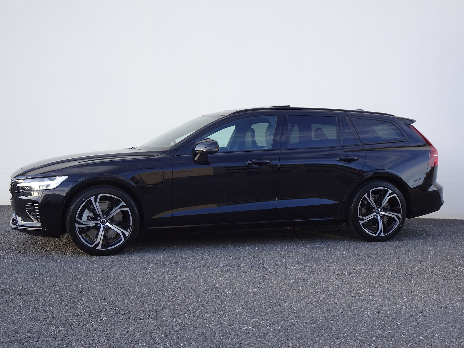 VOLVO V60 2.0 T8 TE Ultra Dark eAWD-image-4