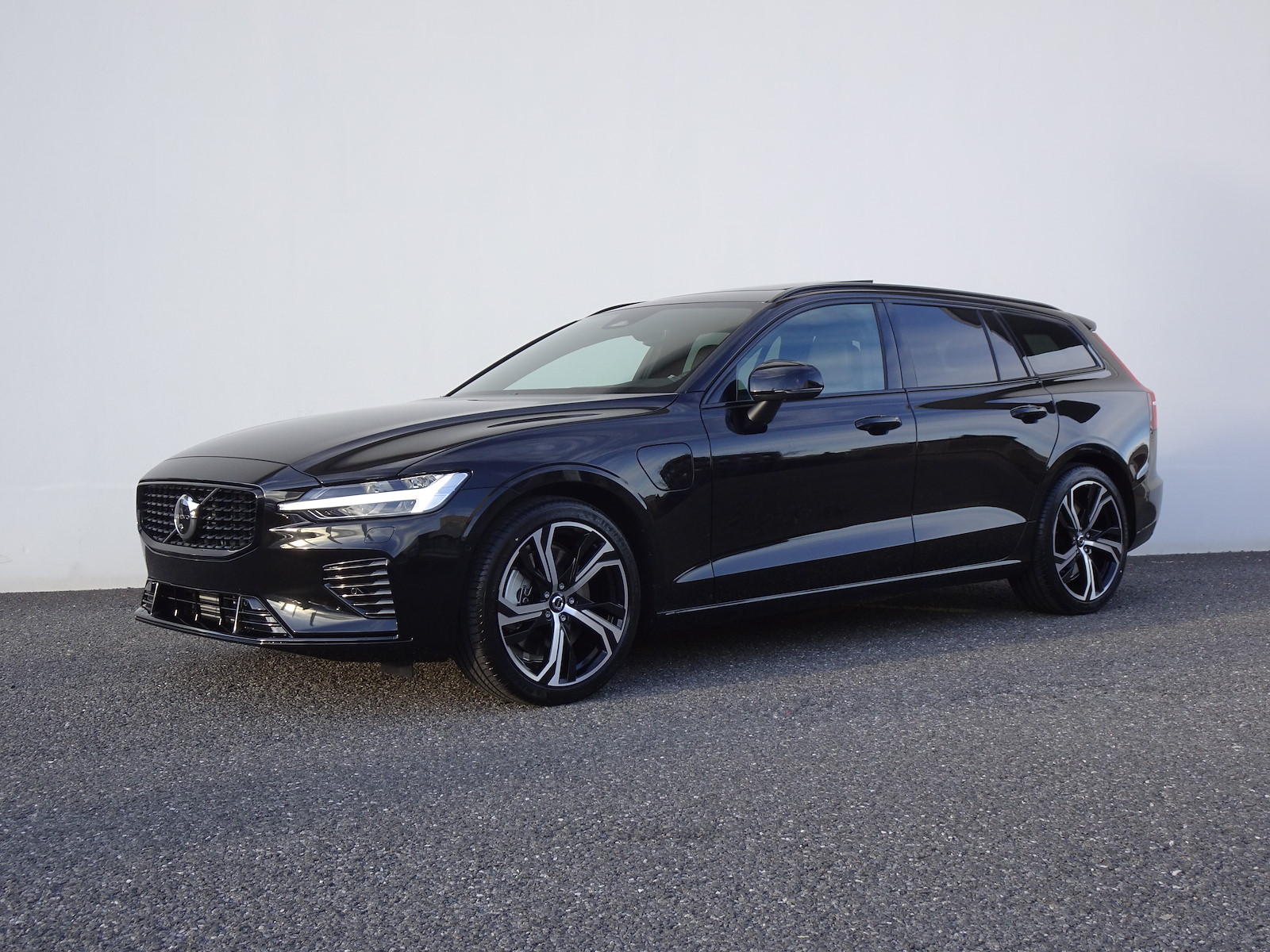 VOLVO V60 2.0 T8 TE Ultra Dark eAWD-image-0