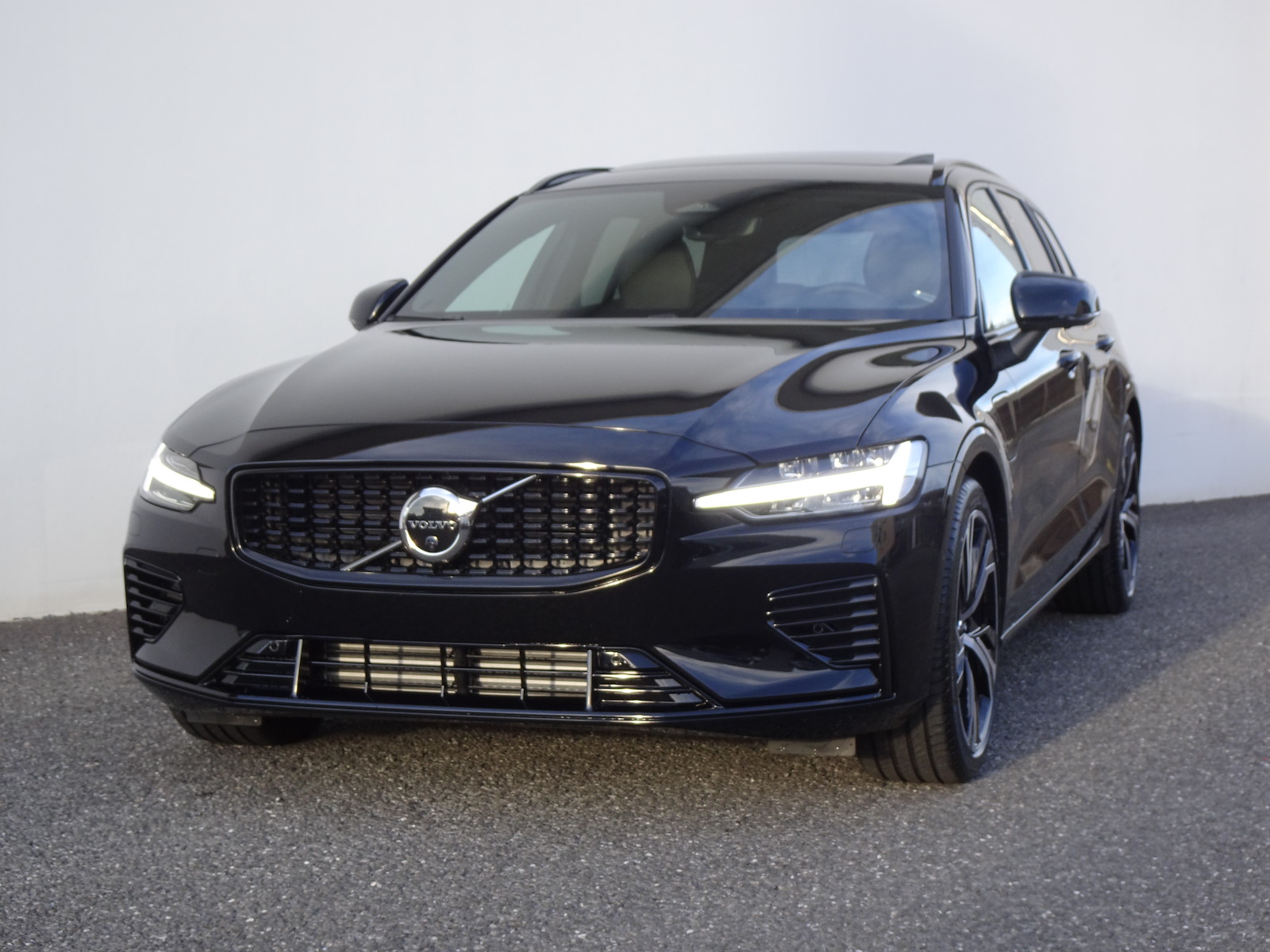 VOLVO V60 2.0 T8 TE Ultra Dark eAWD-image-1
