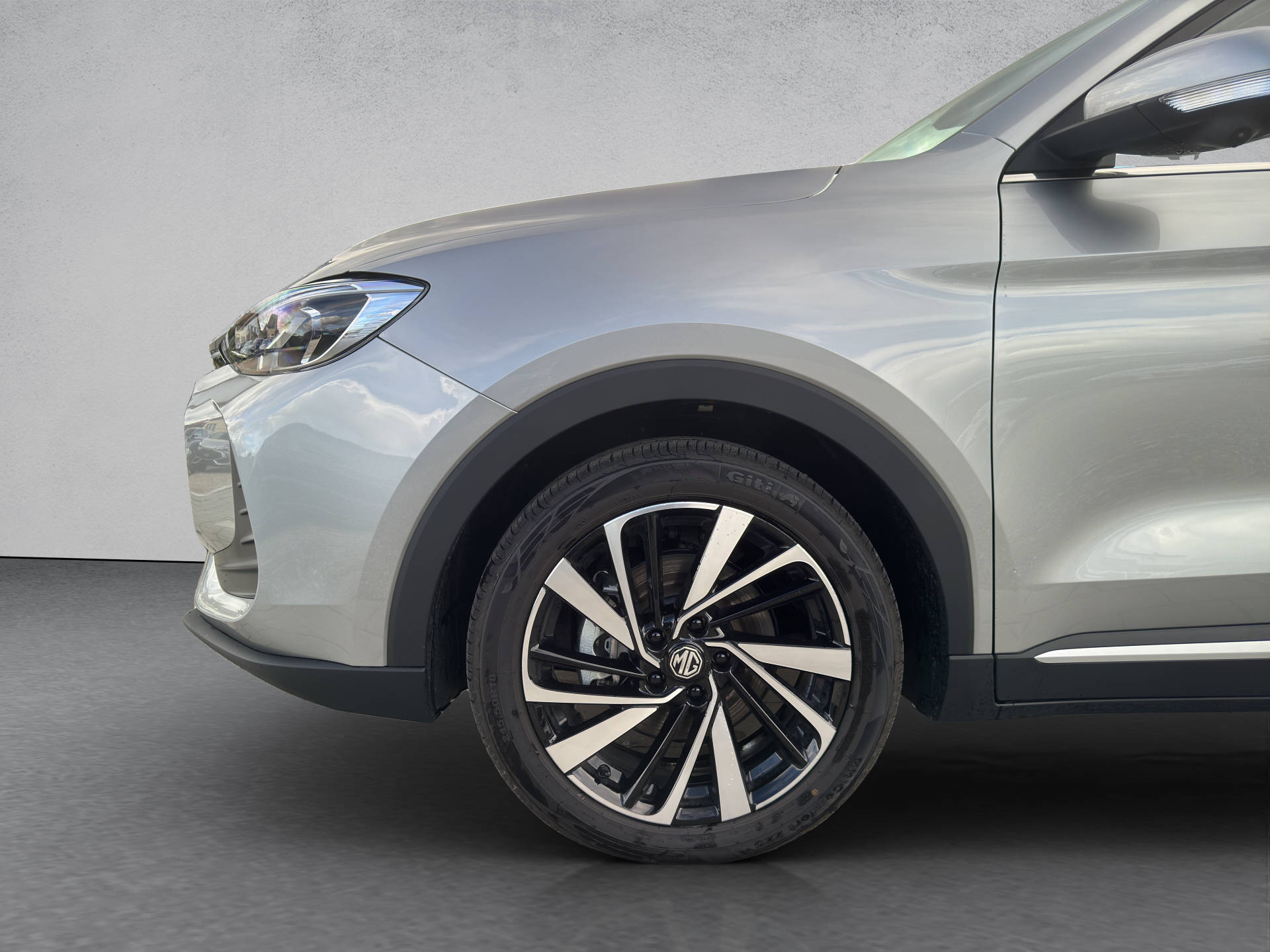 MG ZS 1.5 Hybrid+ Luxury-image-2