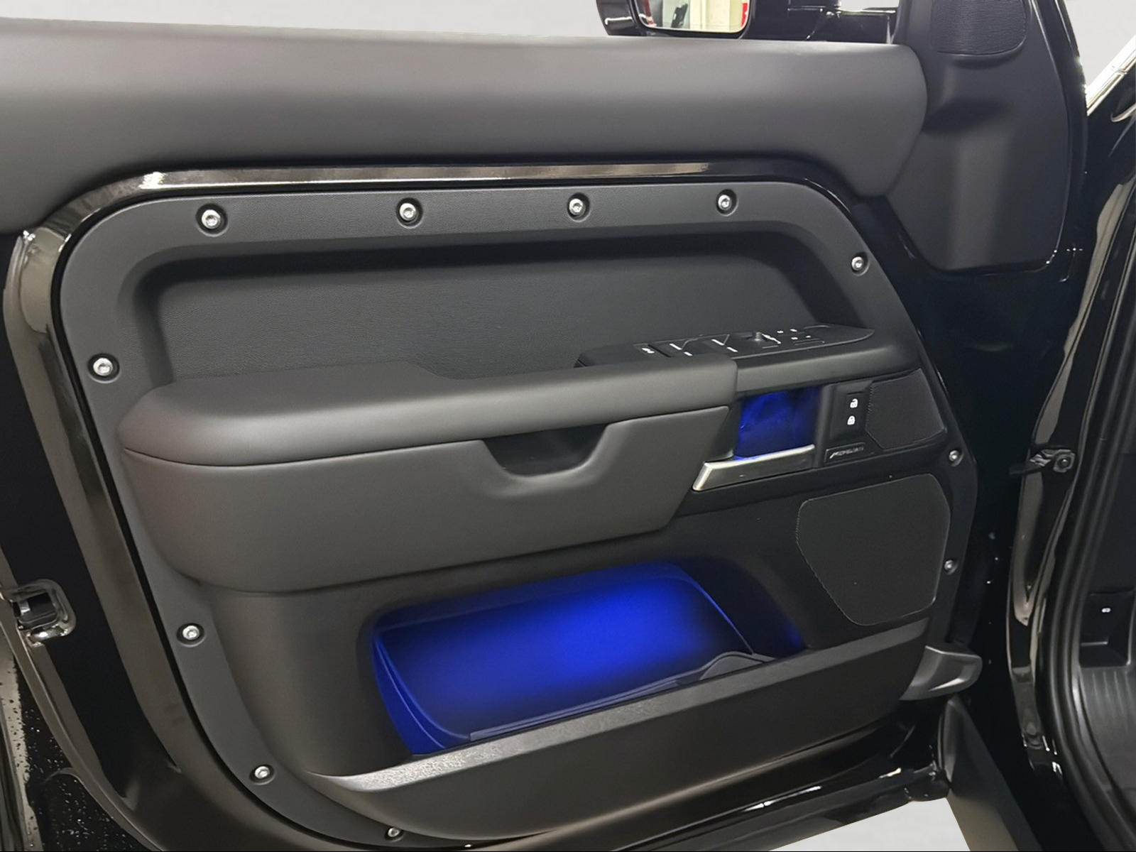LAND ROVER Defender 130 3.0 D I6 350 X-Dynamic HSE AWD AT8-image-16