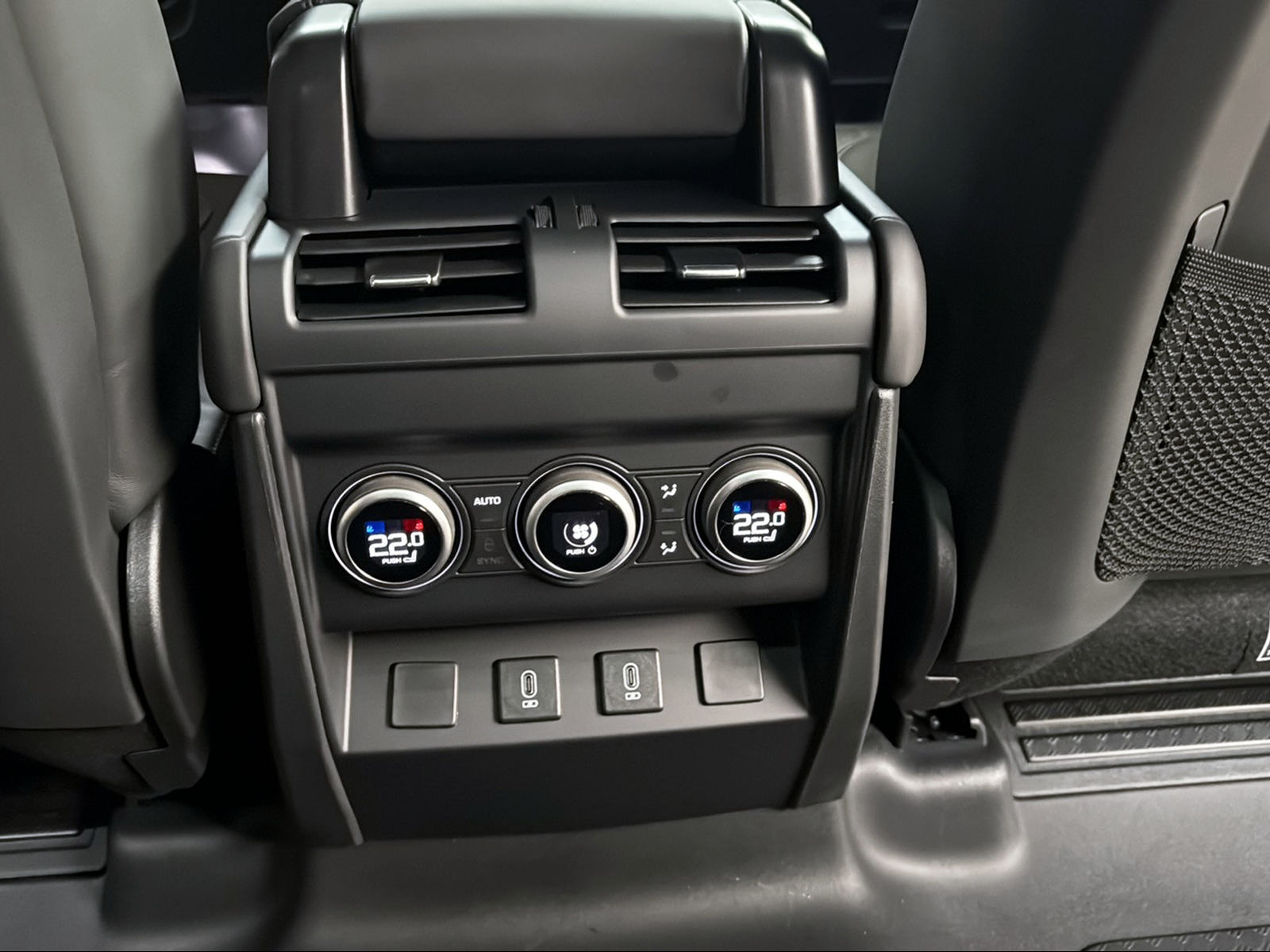 LAND ROVER Defender 130 3.0 D I6 350 X-Dynamic HSE AWD AT8-image-15