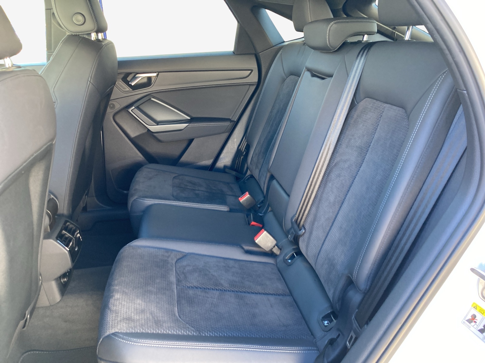 AUDI Q3 Sportback 35 TFSI S line Attraction S-tronic-image-11