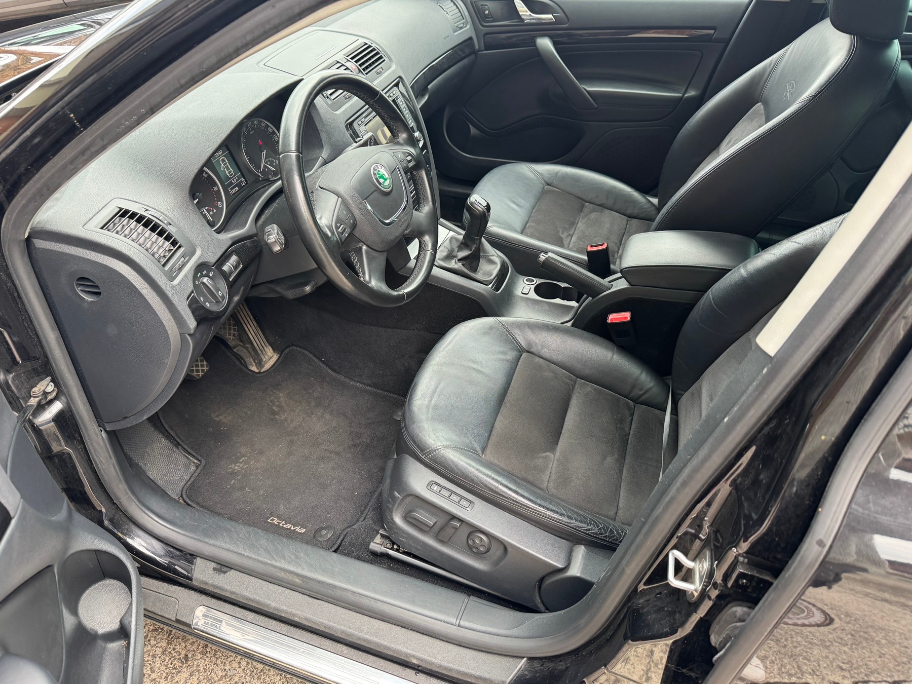 SKODA Octavia Combi 1.8 TSI Laurin & Klement-image-8