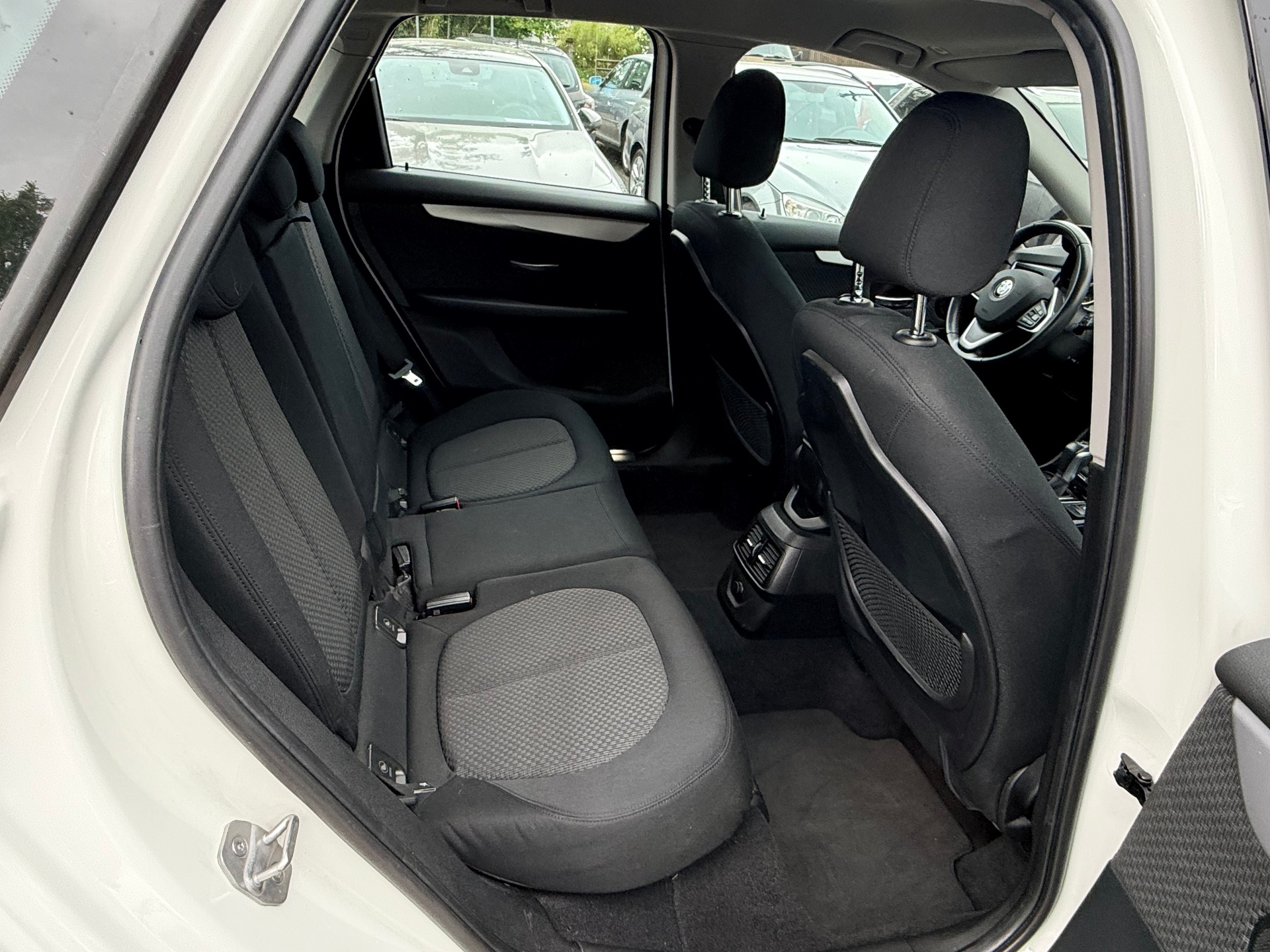 BMW 220d xDrive Active Tourer Steptronic-image-13