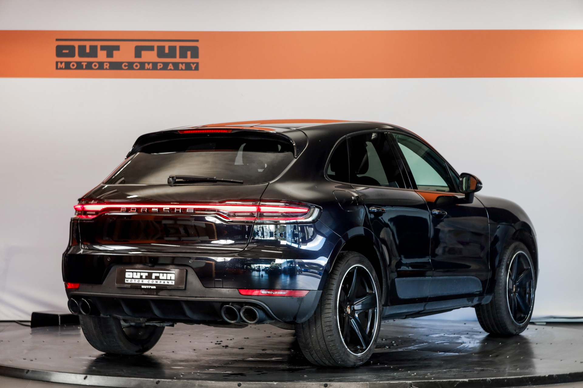 PORSCHE Macan PDK-showroom-element-3