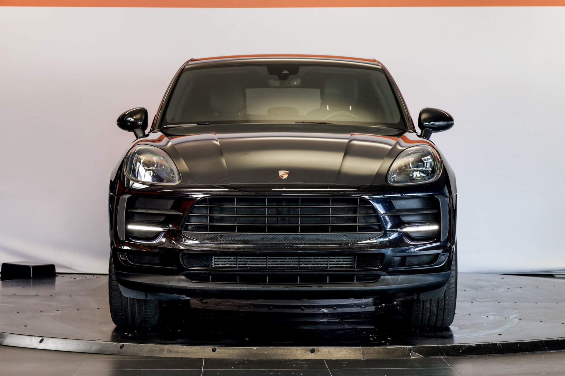 PORSCHE Macan PDK-showroom-element-1