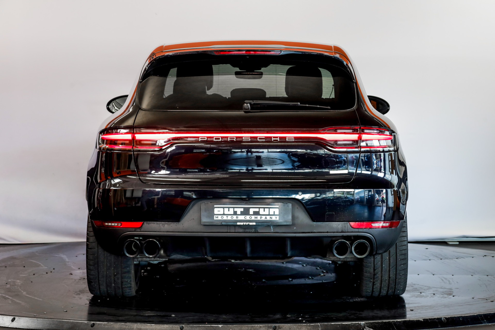 PORSCHE Macan PDK-showroom-element-2