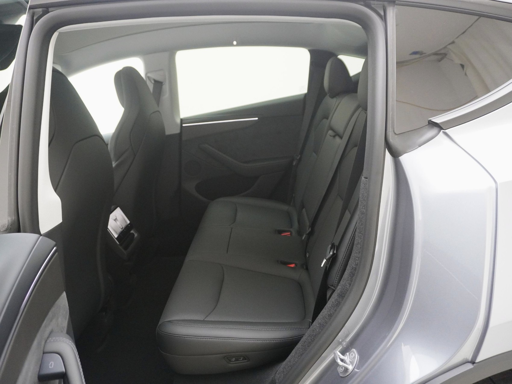 TESLA Model Y Performance AWD-image-16