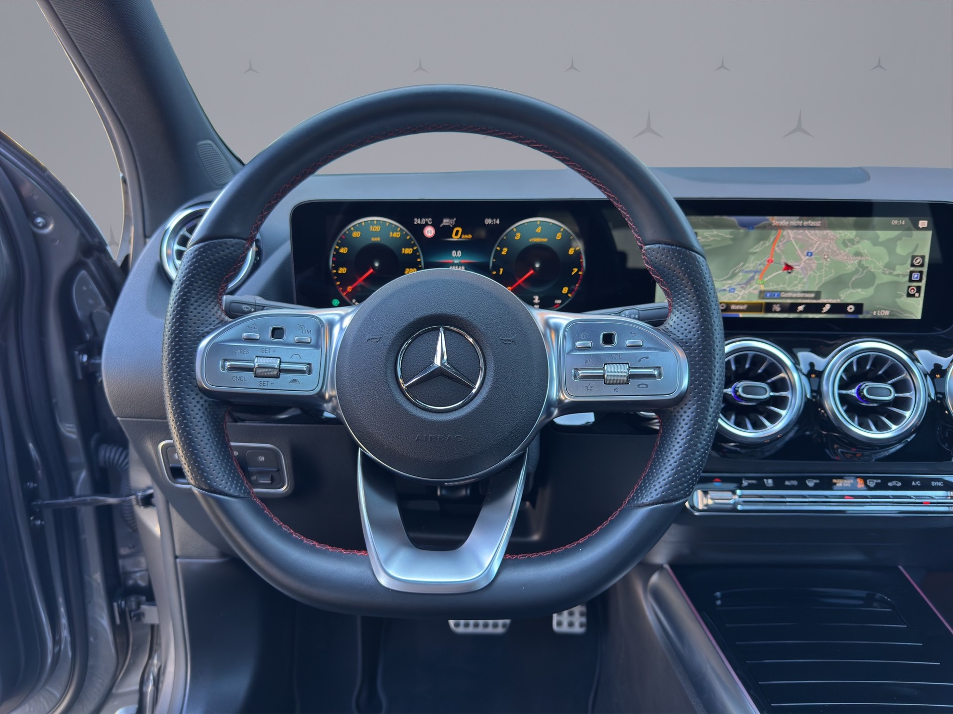 MERCEDES-BENZ GLA 200 AMG Line-image-11