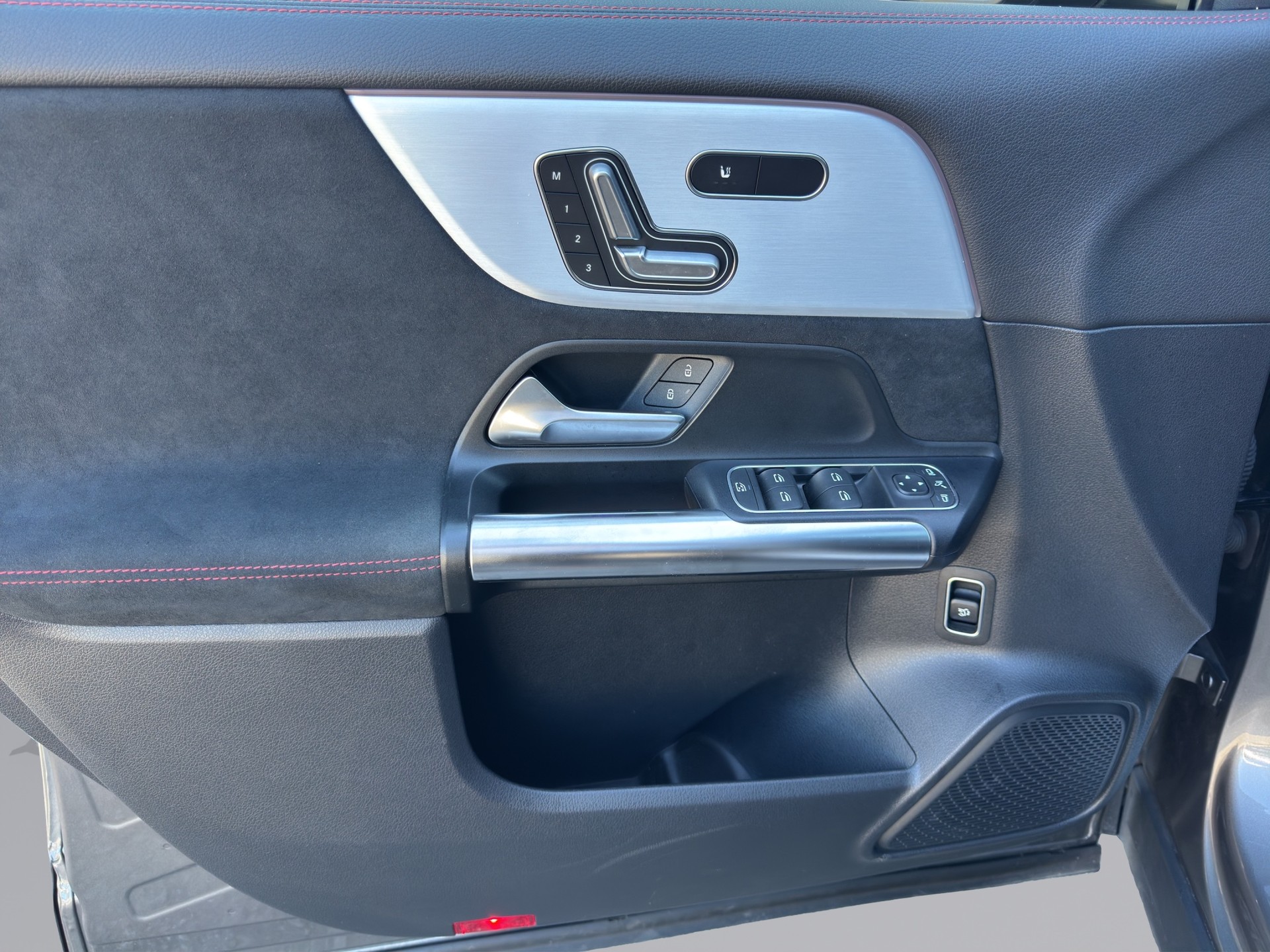 MERCEDES-BENZ GLA 200 AMG Line-image-14