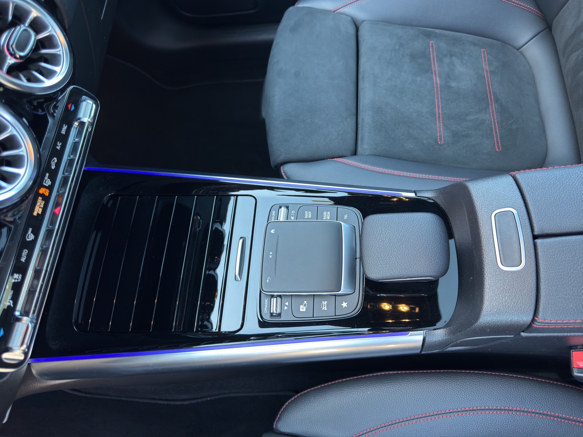 MERCEDES-BENZ GLA 200 AMG Line-image-18