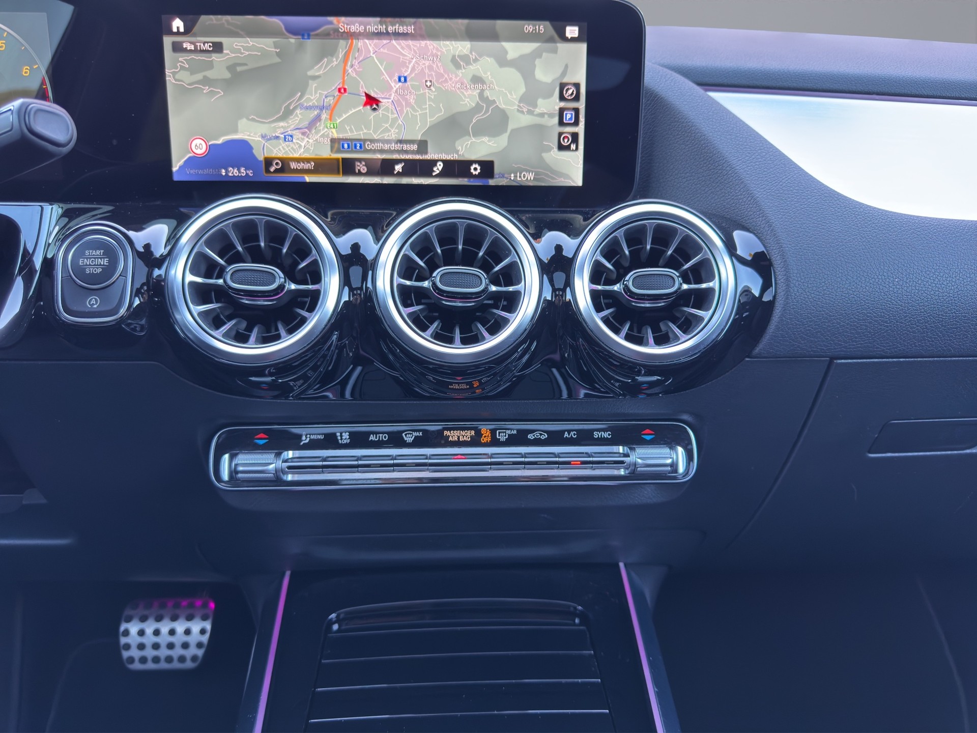 MERCEDES-BENZ GLA 200 AMG Line-image-13