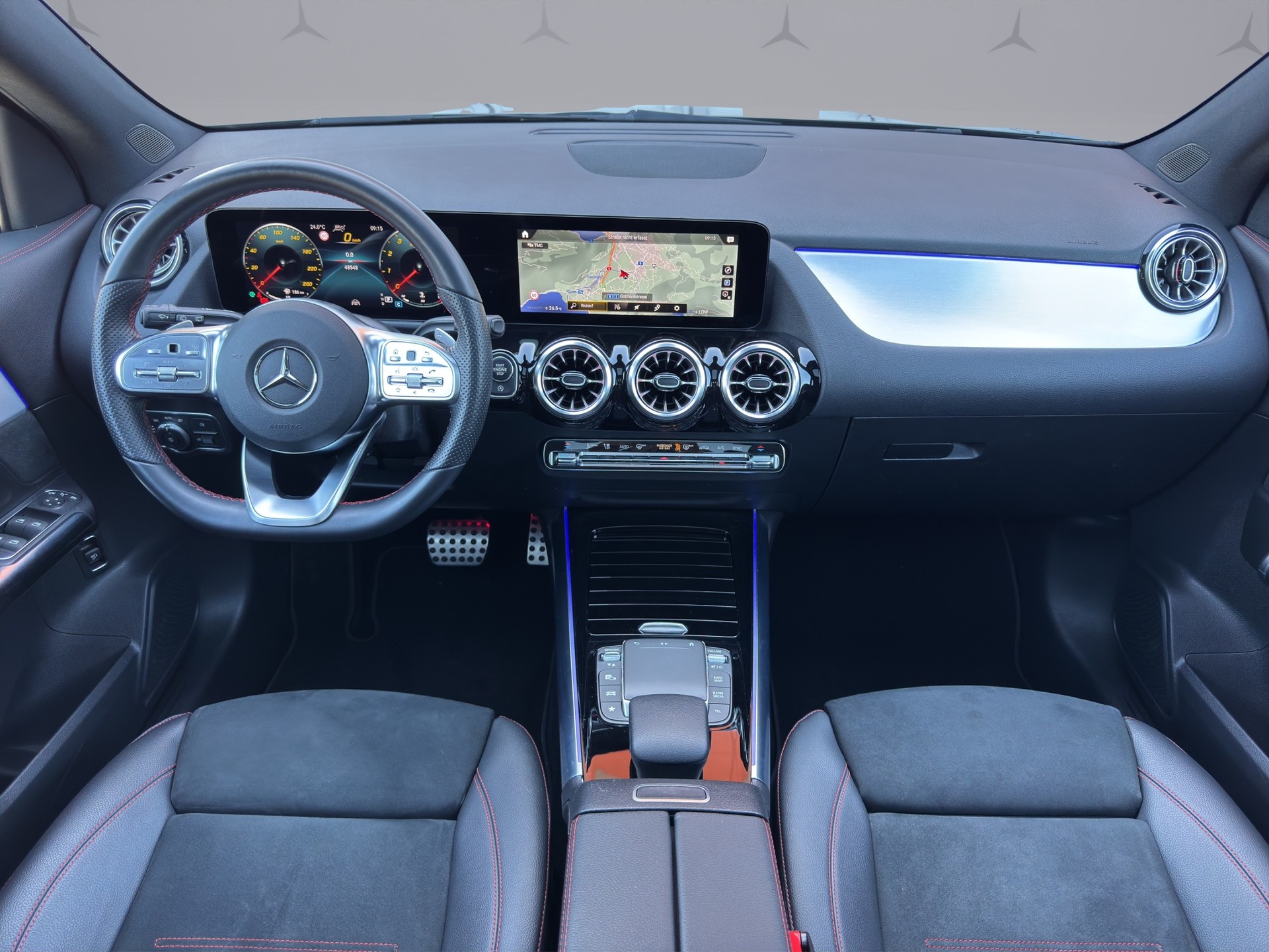 MERCEDES-BENZ GLA 200 AMG Line-image-12