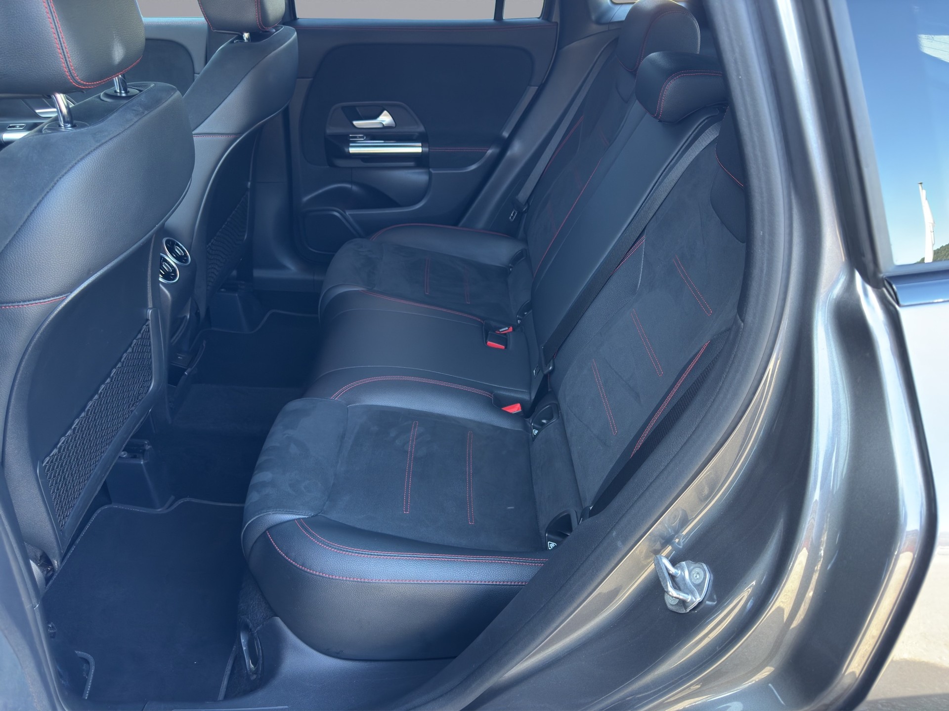 MERCEDES-BENZ GLA 200 AMG Line-image-9
