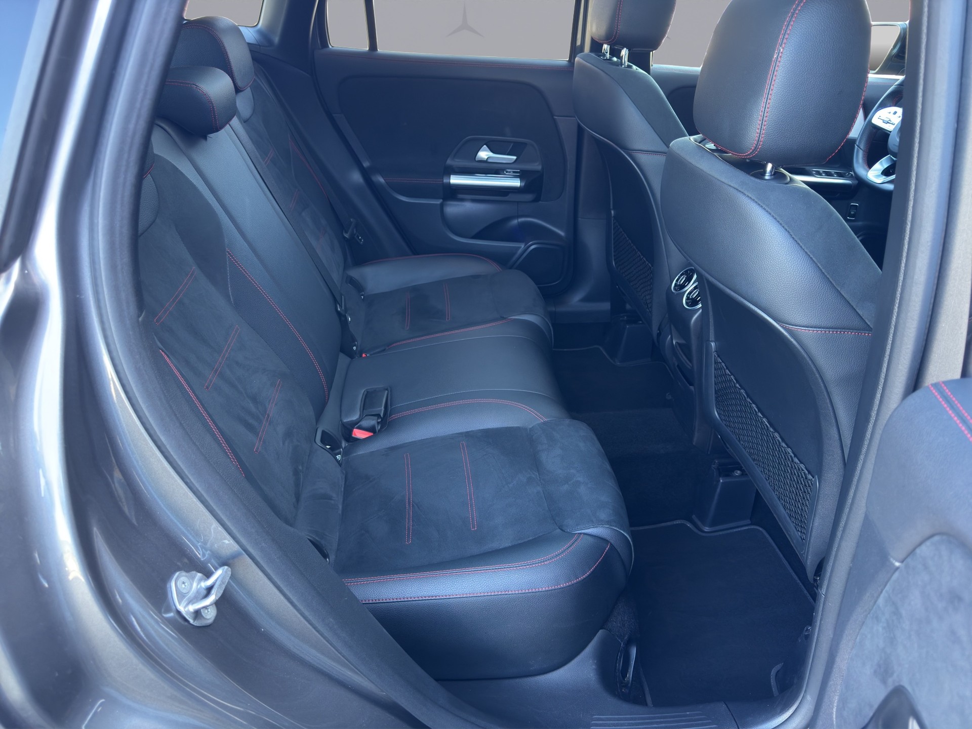 MERCEDES-BENZ GLA 200 AMG Line-image-16