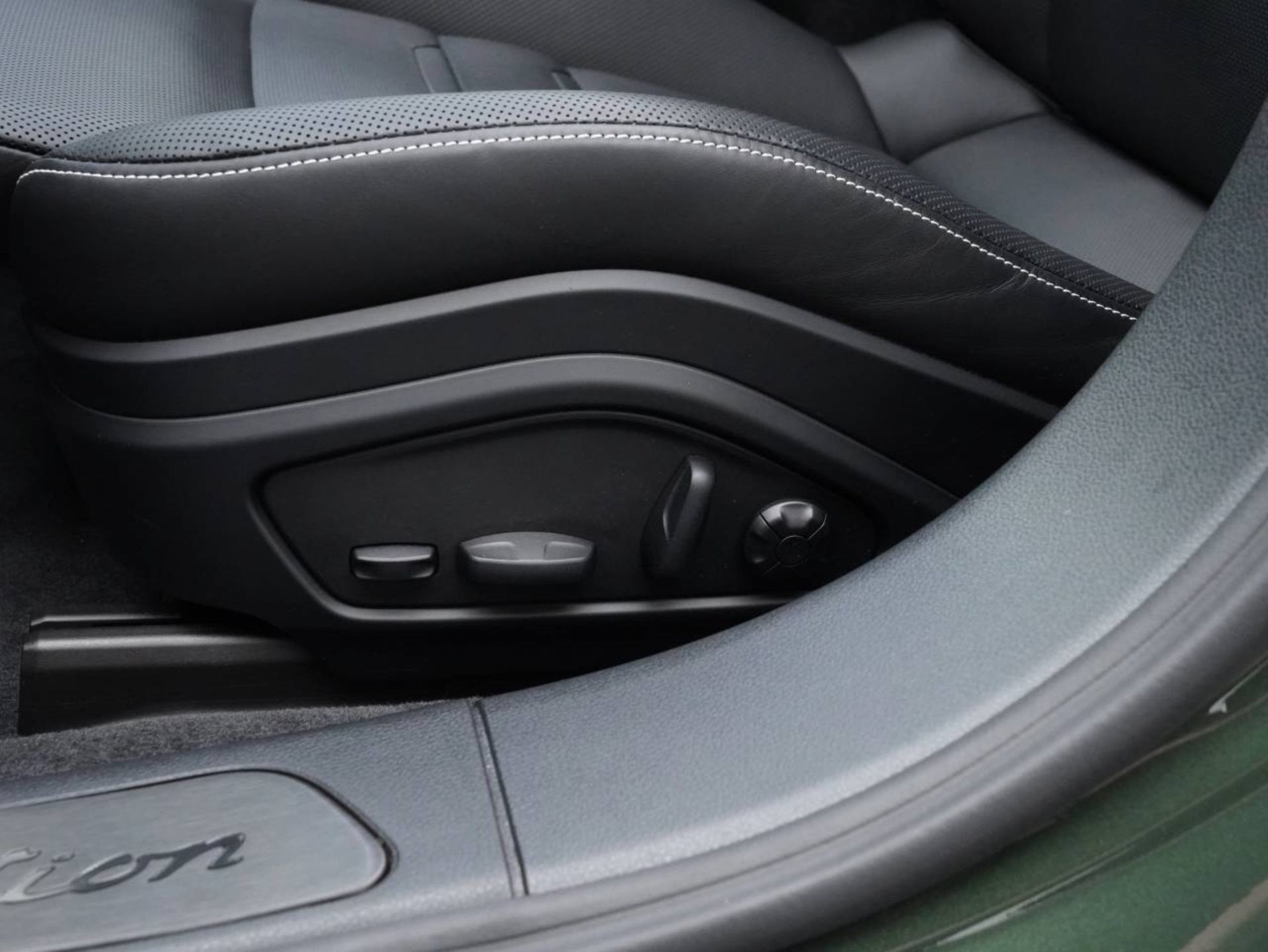 PORSCHE Panamera 4 E-Hybrid Platinum Edition-image-22
