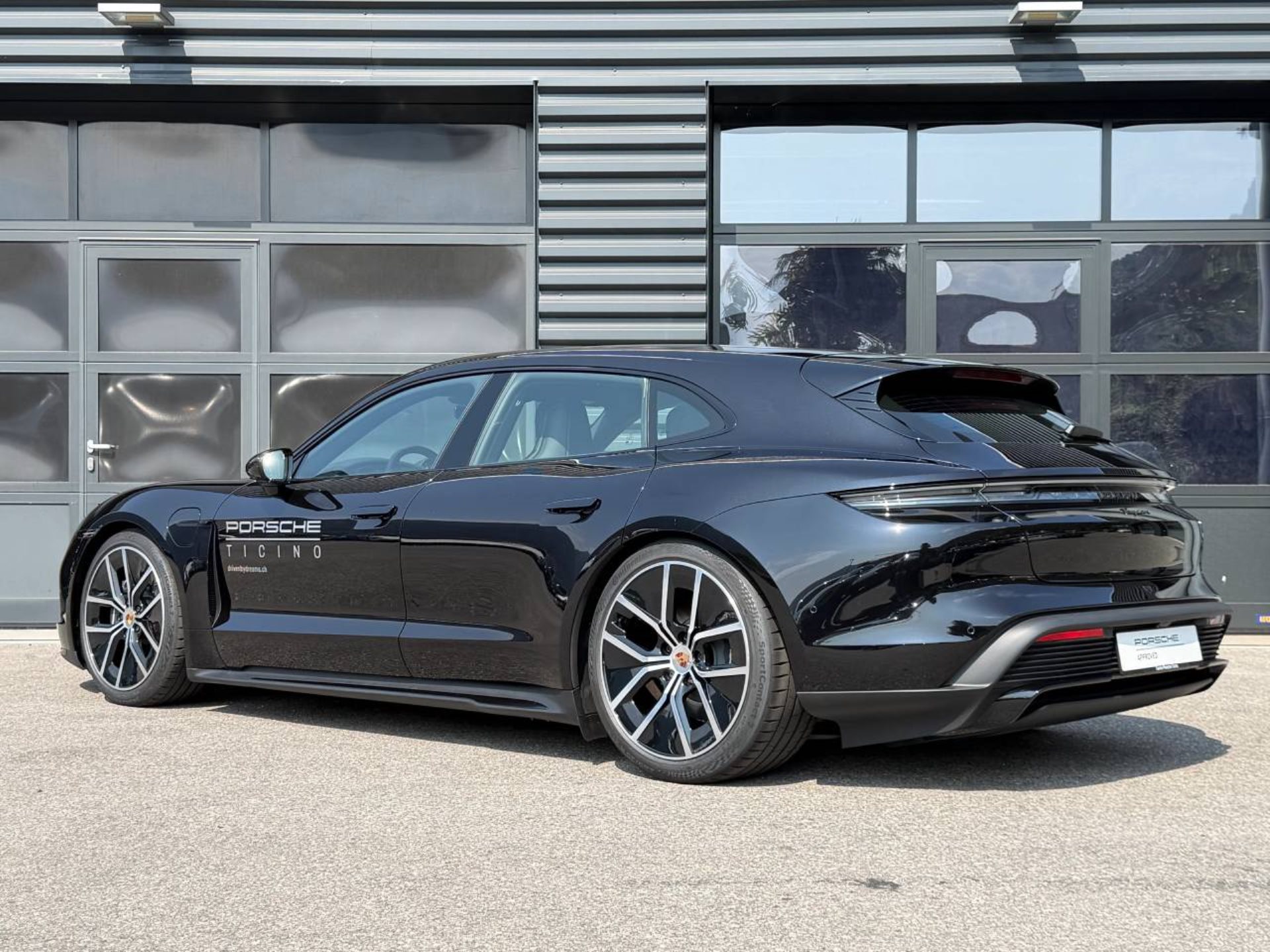 PORSCHE Taycan Sport Turismo Black Edition-image-2