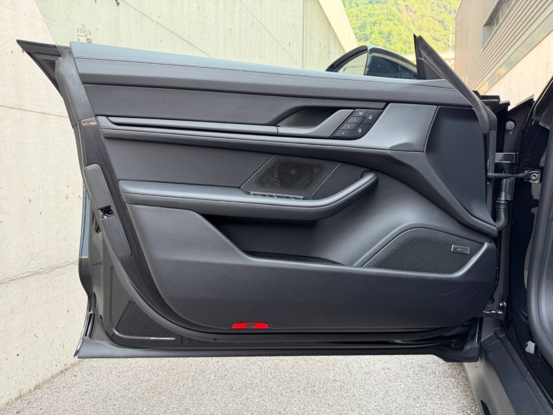 PORSCHE Taycan Sport Turismo Black Edition-image-33
