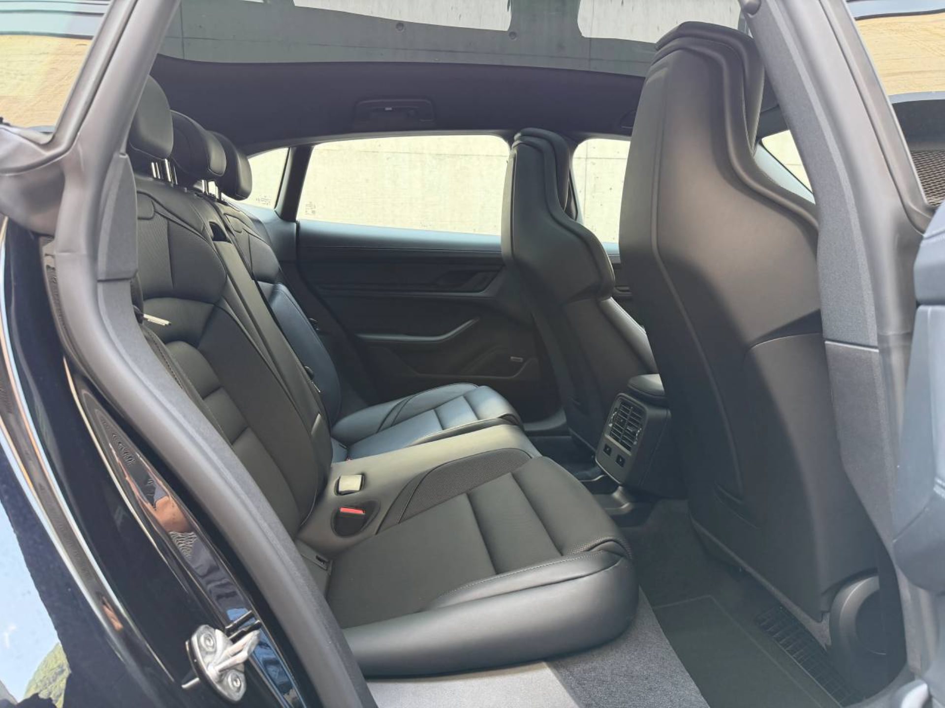 PORSCHE Taycan Sport Turismo Black Edition-image-27