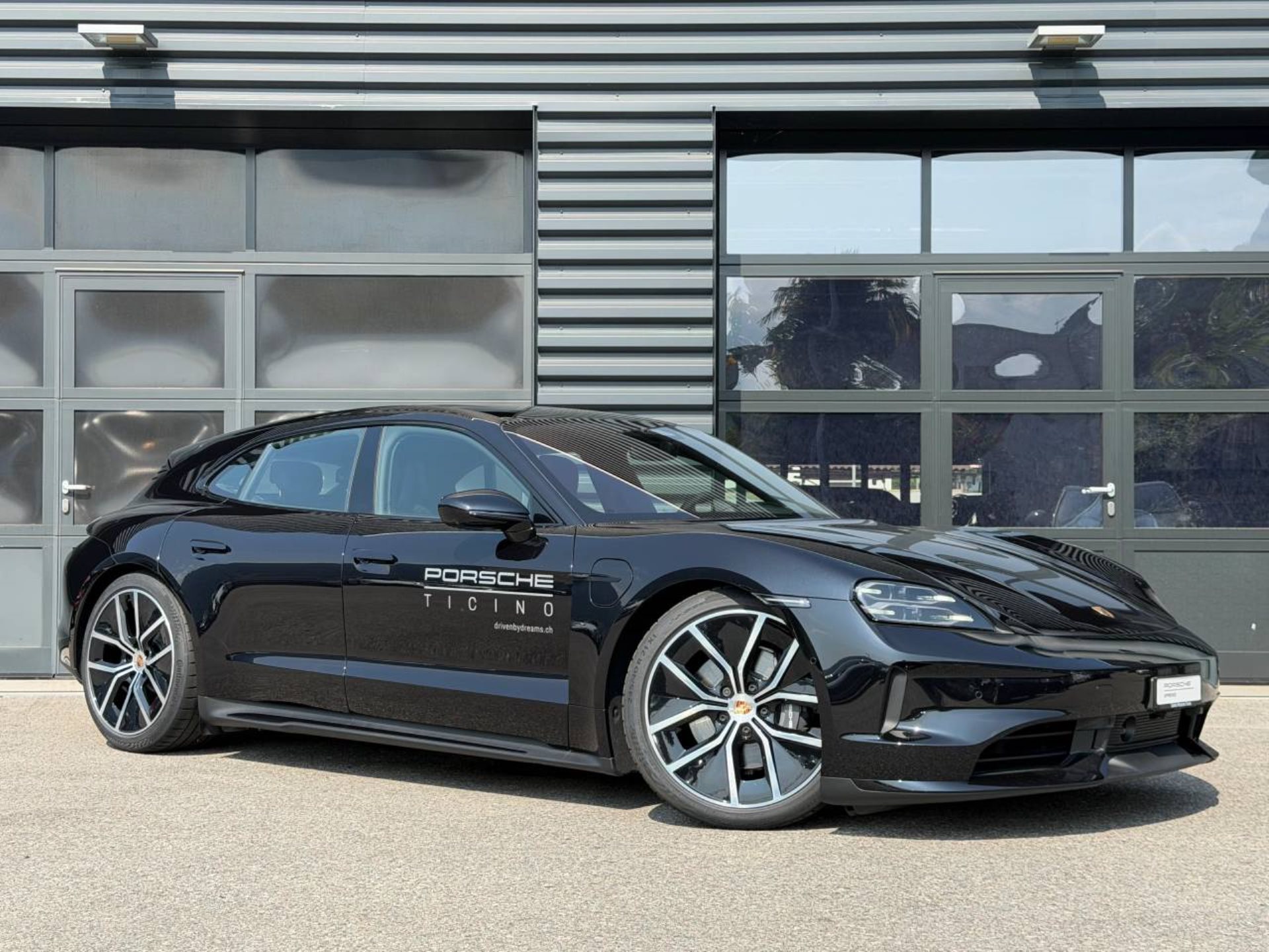 PORSCHE Taycan Sport Turismo Black Edition-image-8