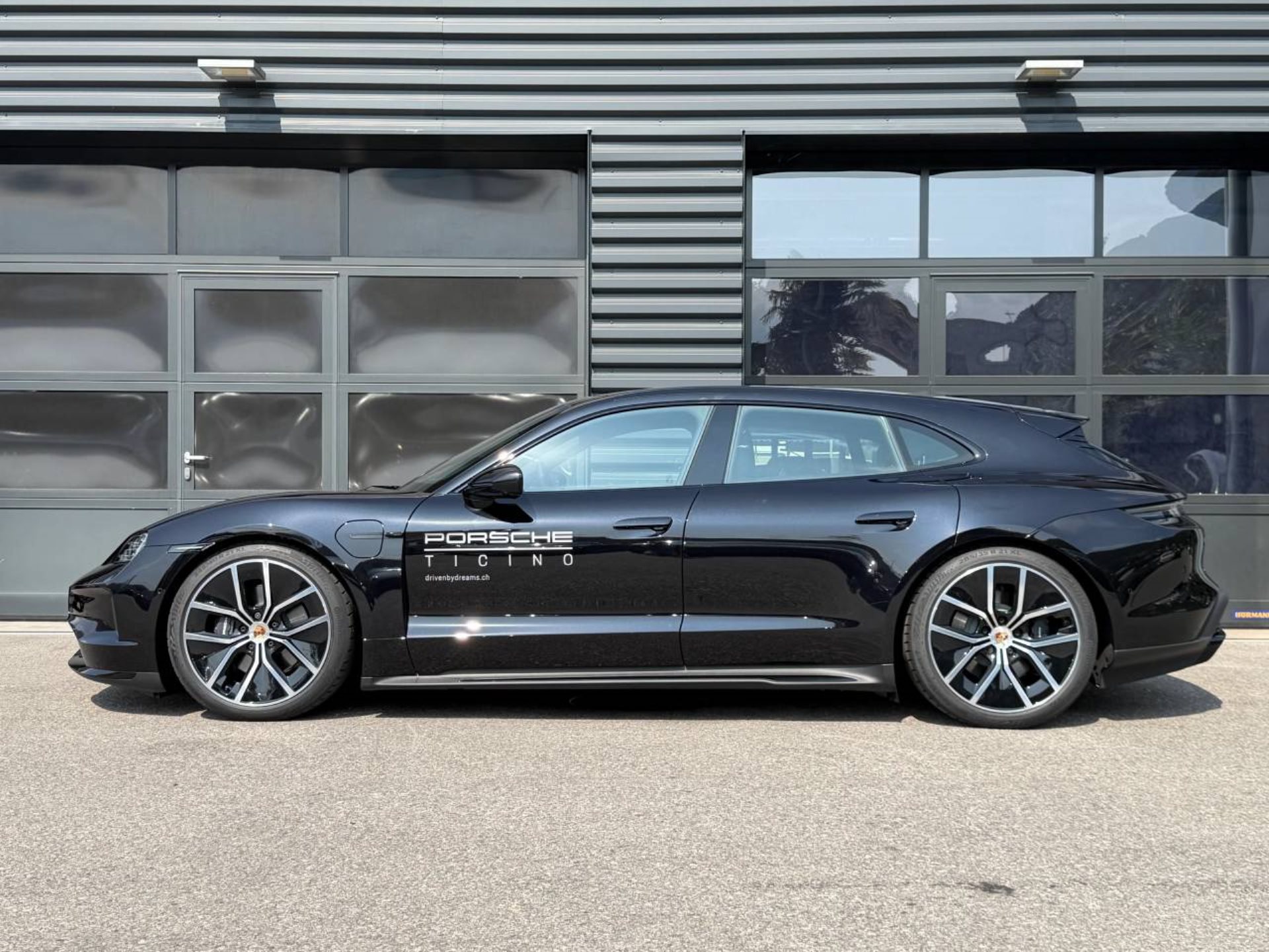 PORSCHE Taycan Sport Turismo Black Edition-image-1