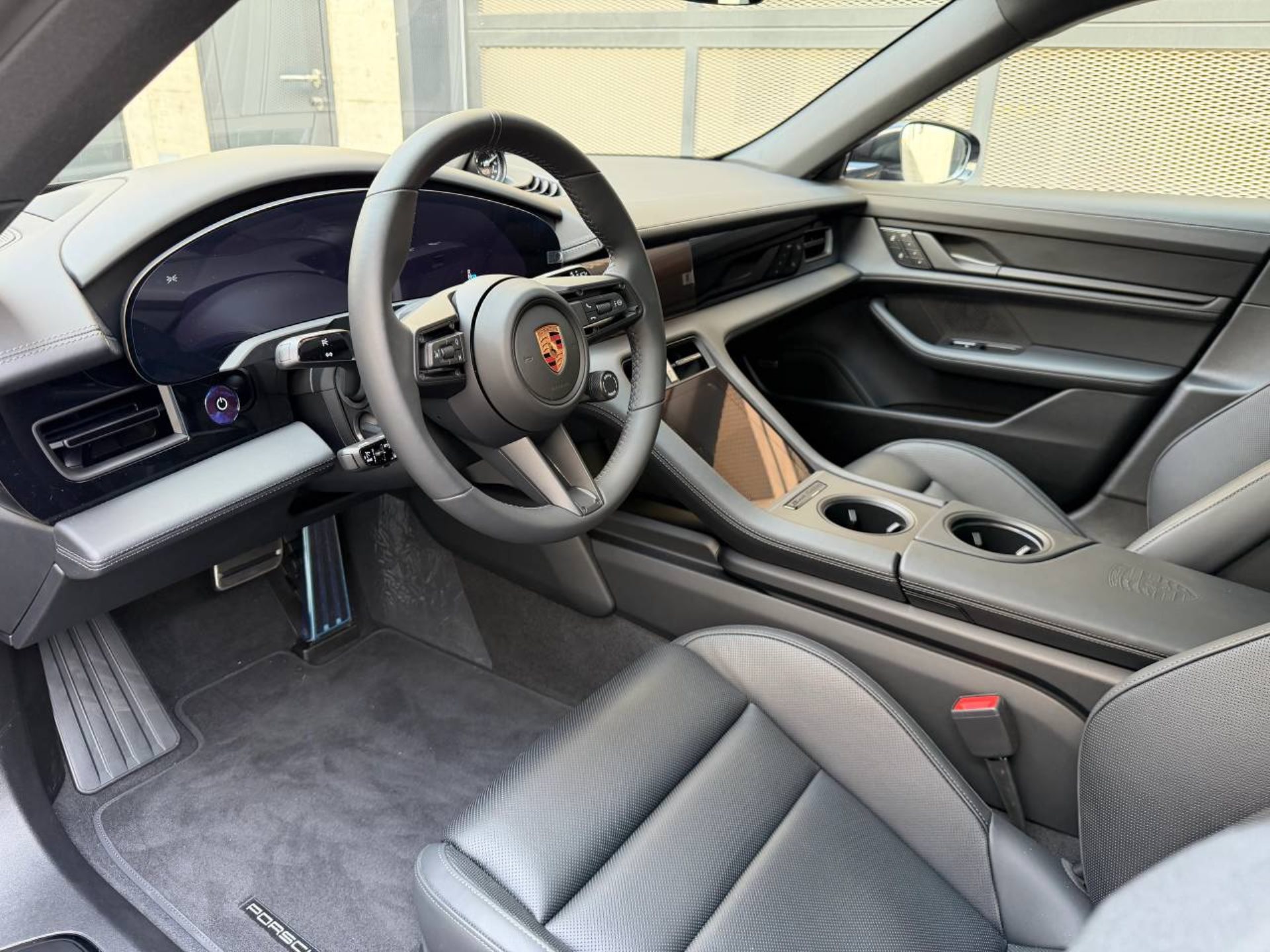 PORSCHE Taycan Sport Turismo Black Edition-image-3