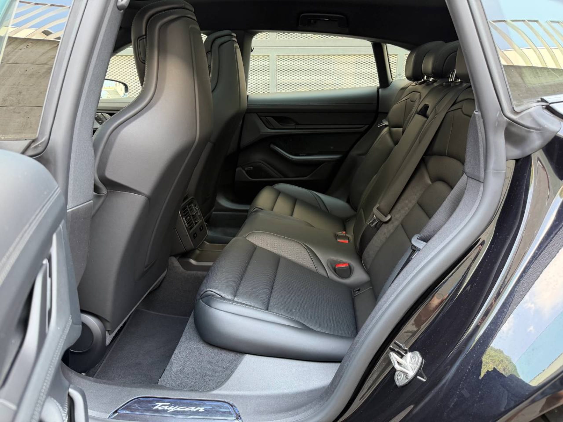 PORSCHE Taycan Sport Turismo Black Edition-image-24