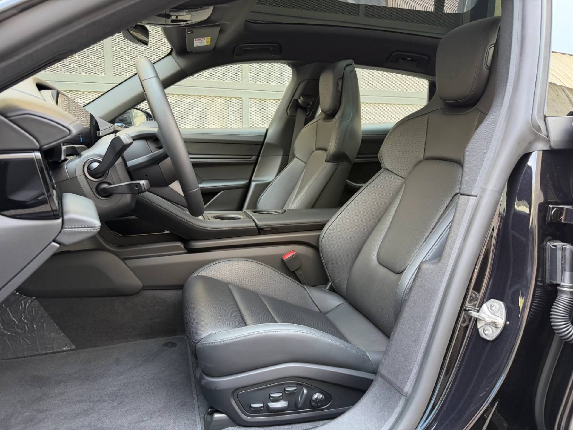 PORSCHE Taycan Sport Turismo Black Edition-image-17