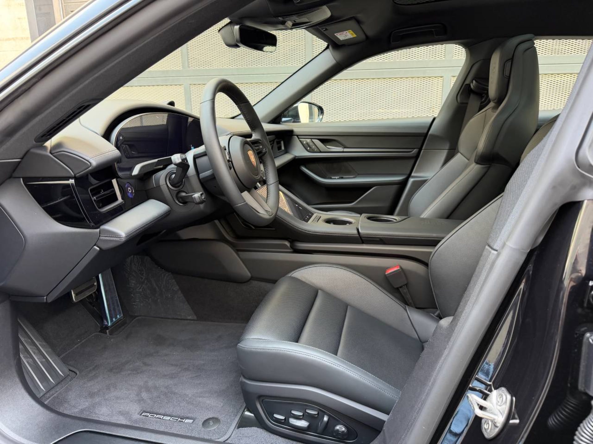 PORSCHE Taycan Sport Turismo Black Edition-image-4