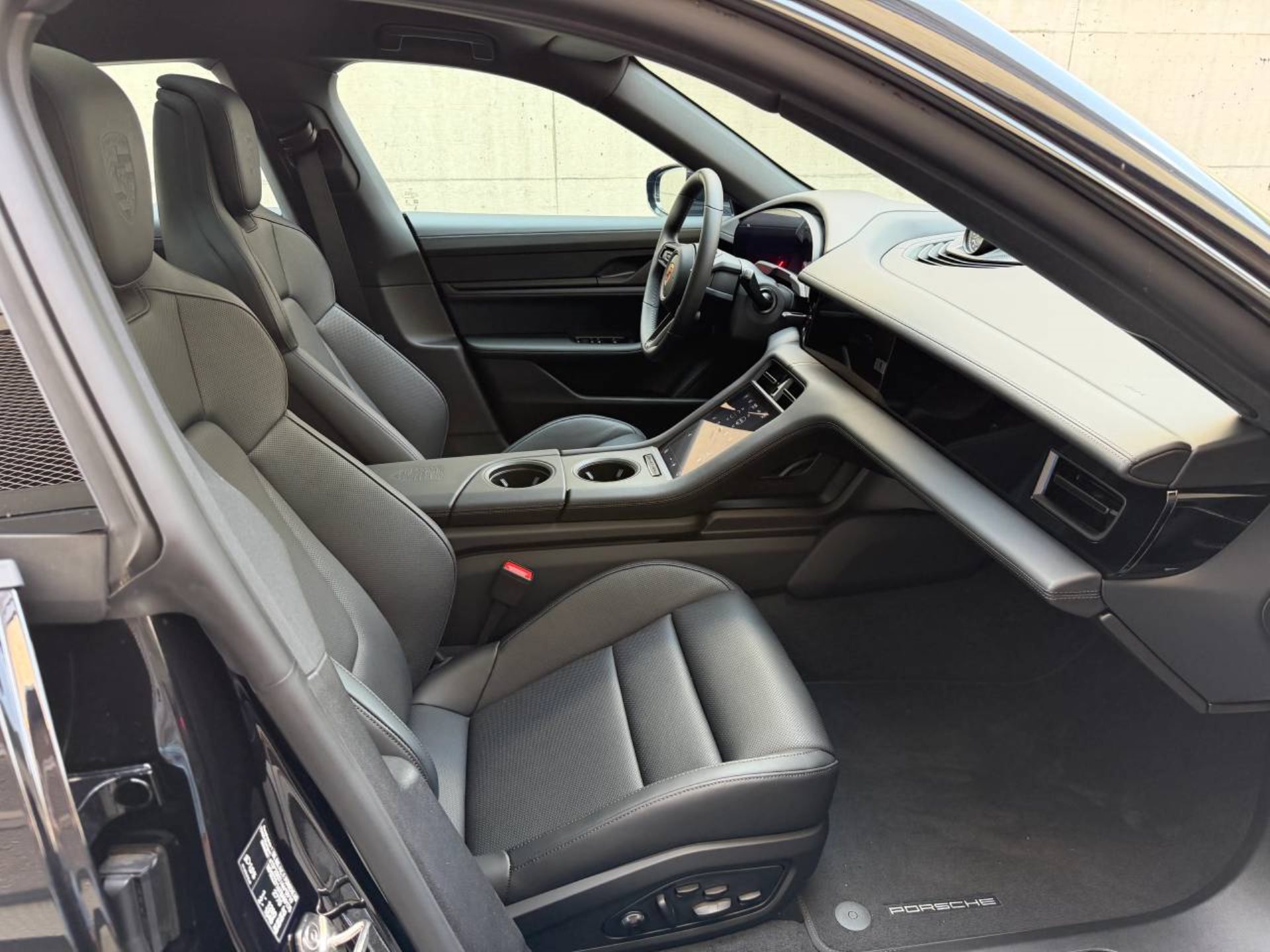 PORSCHE Taycan Sport Turismo Black Edition-image-18