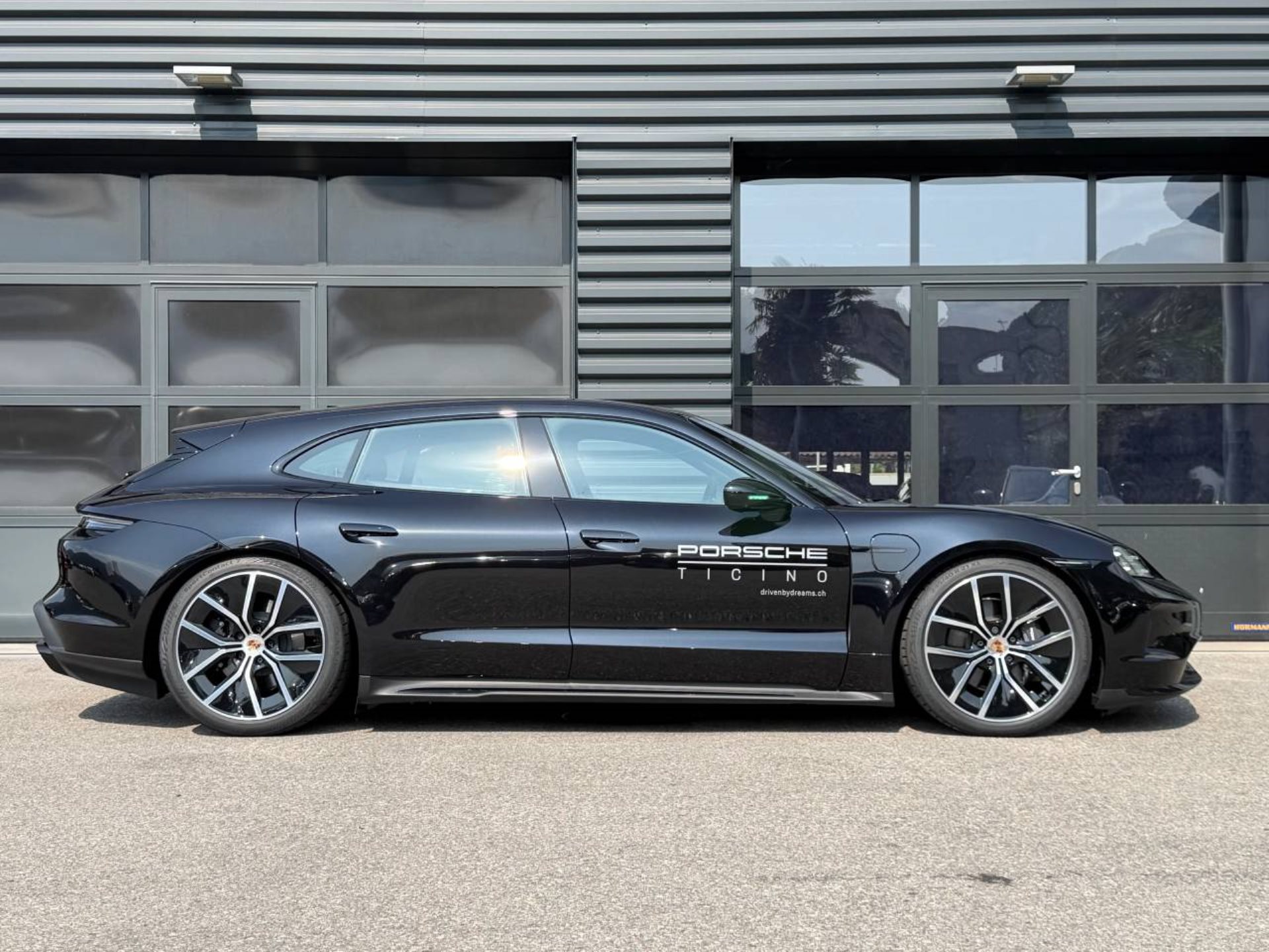 PORSCHE Taycan Sport Turismo Black Edition-image-7