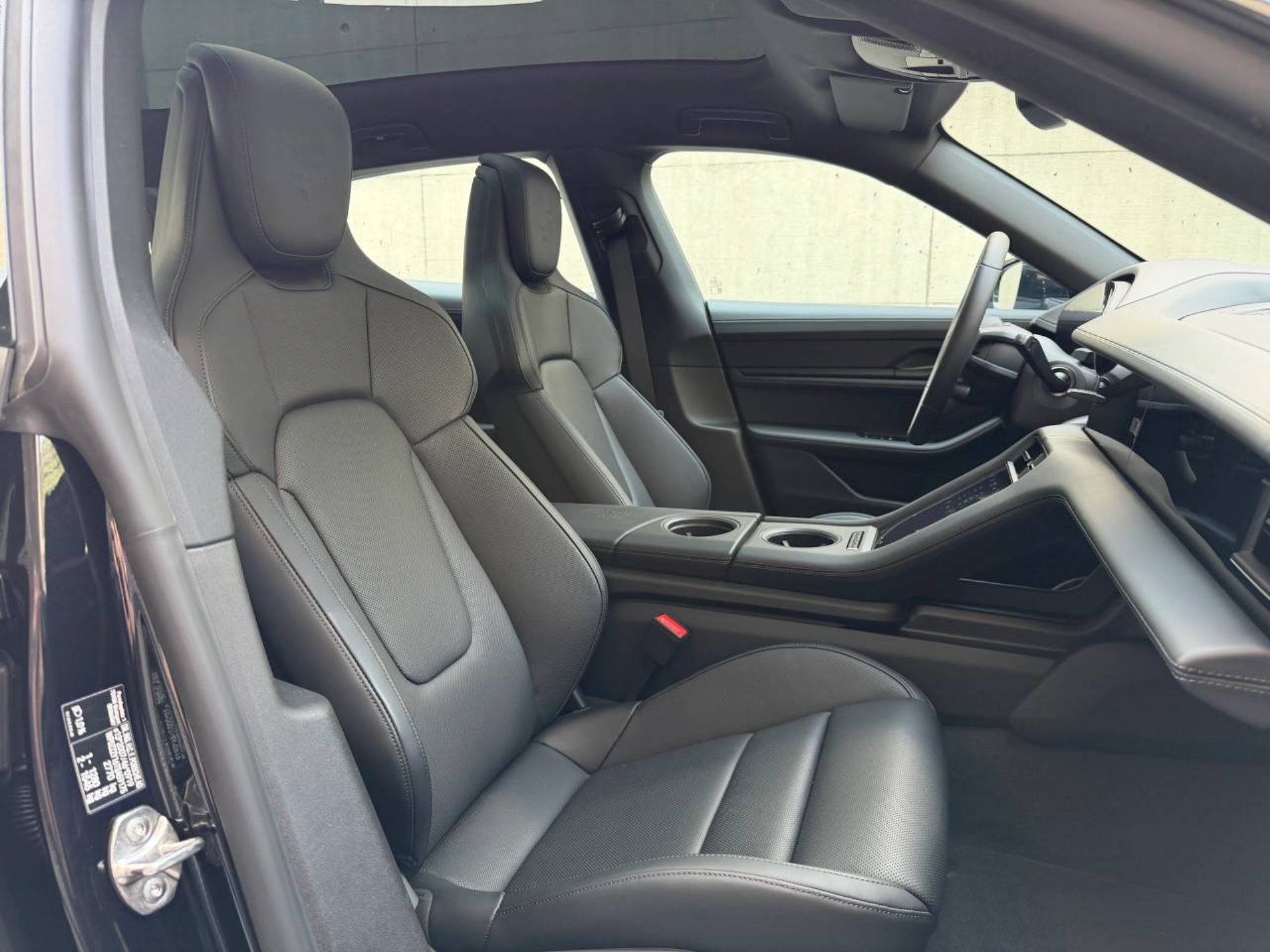 PORSCHE Taycan Sport Turismo Black Edition-image-26